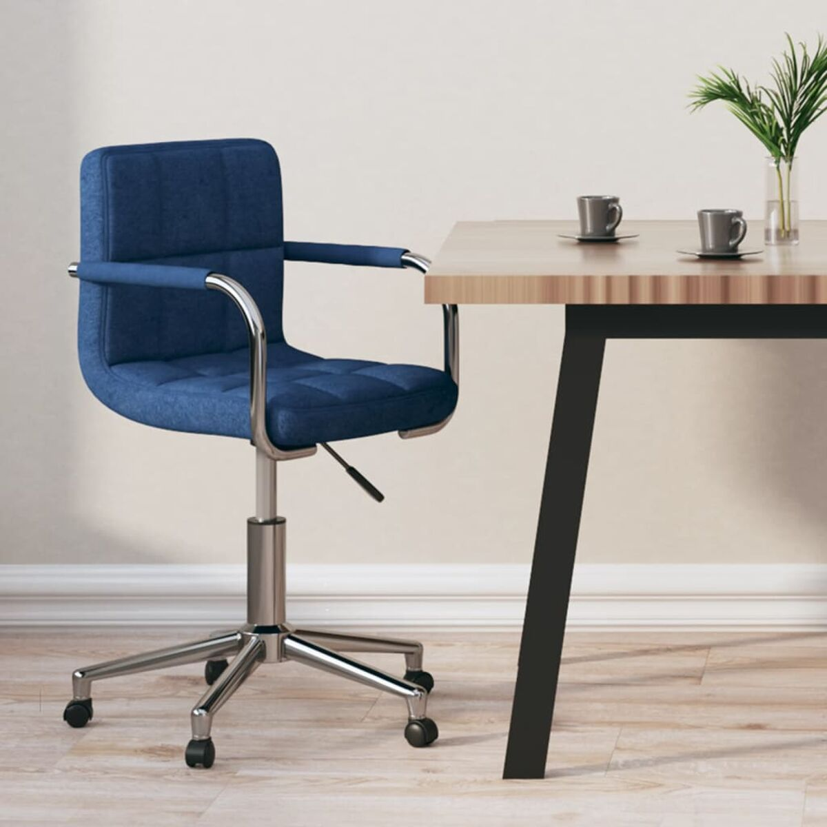 Silla de oficina, tela azul, en un entorno moderno con mesa de madera y tazas.