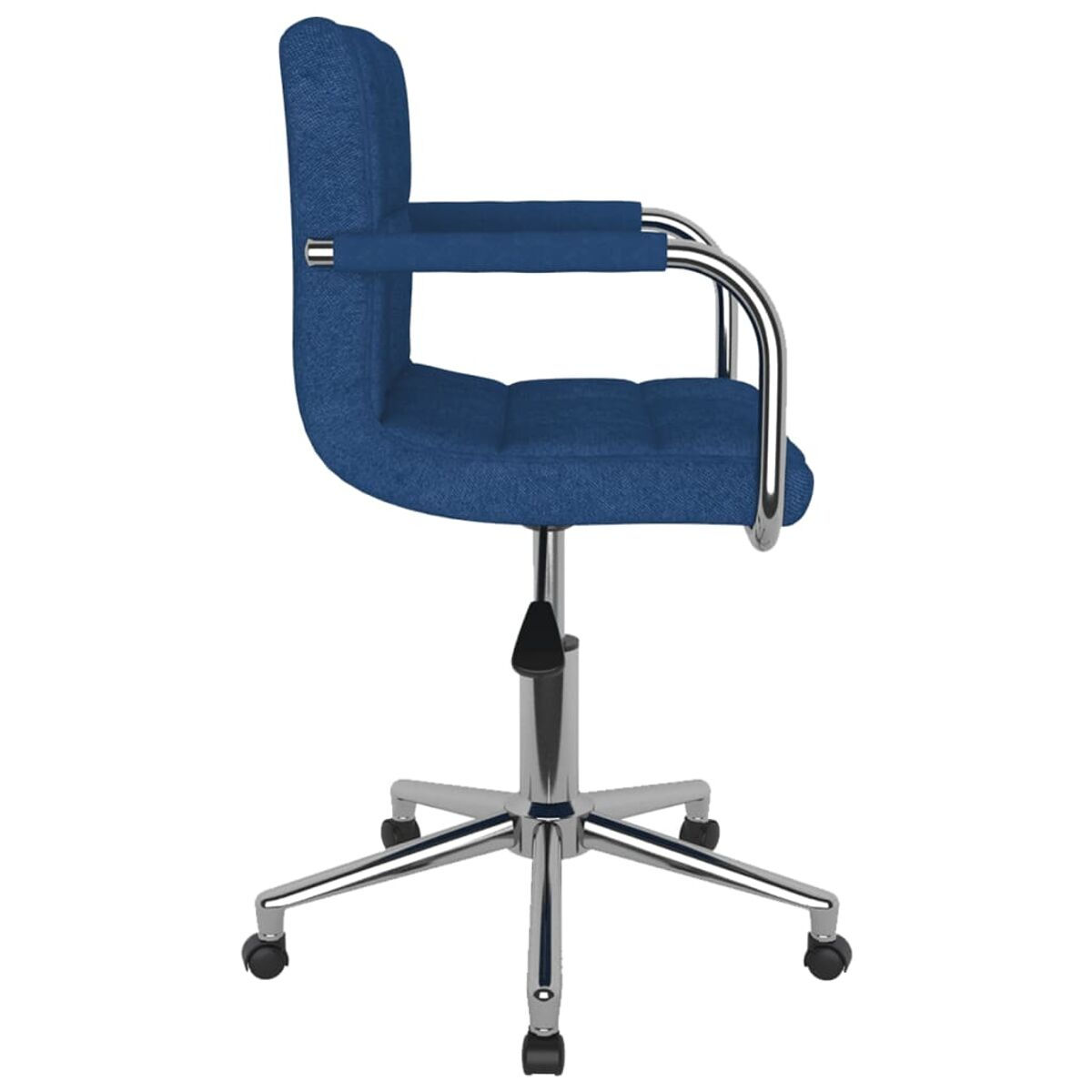 Silla de oficina azul de perfil, con brazos cromados, base y ruedas negras. Aislada en blanco.
