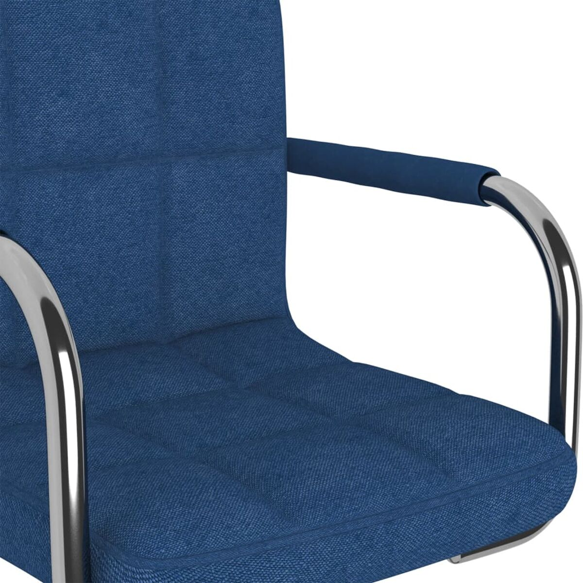 Silla de tela azul con reposabrazos cromados. La silla está en una vista de primer plano.