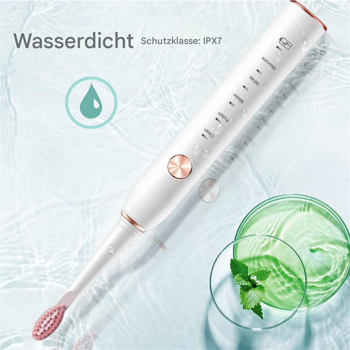 Nahaufnahme einer elektrischen Zahnbürste mit Wassertröpfchen und einer grünen Pflanze im Hintergrund.
