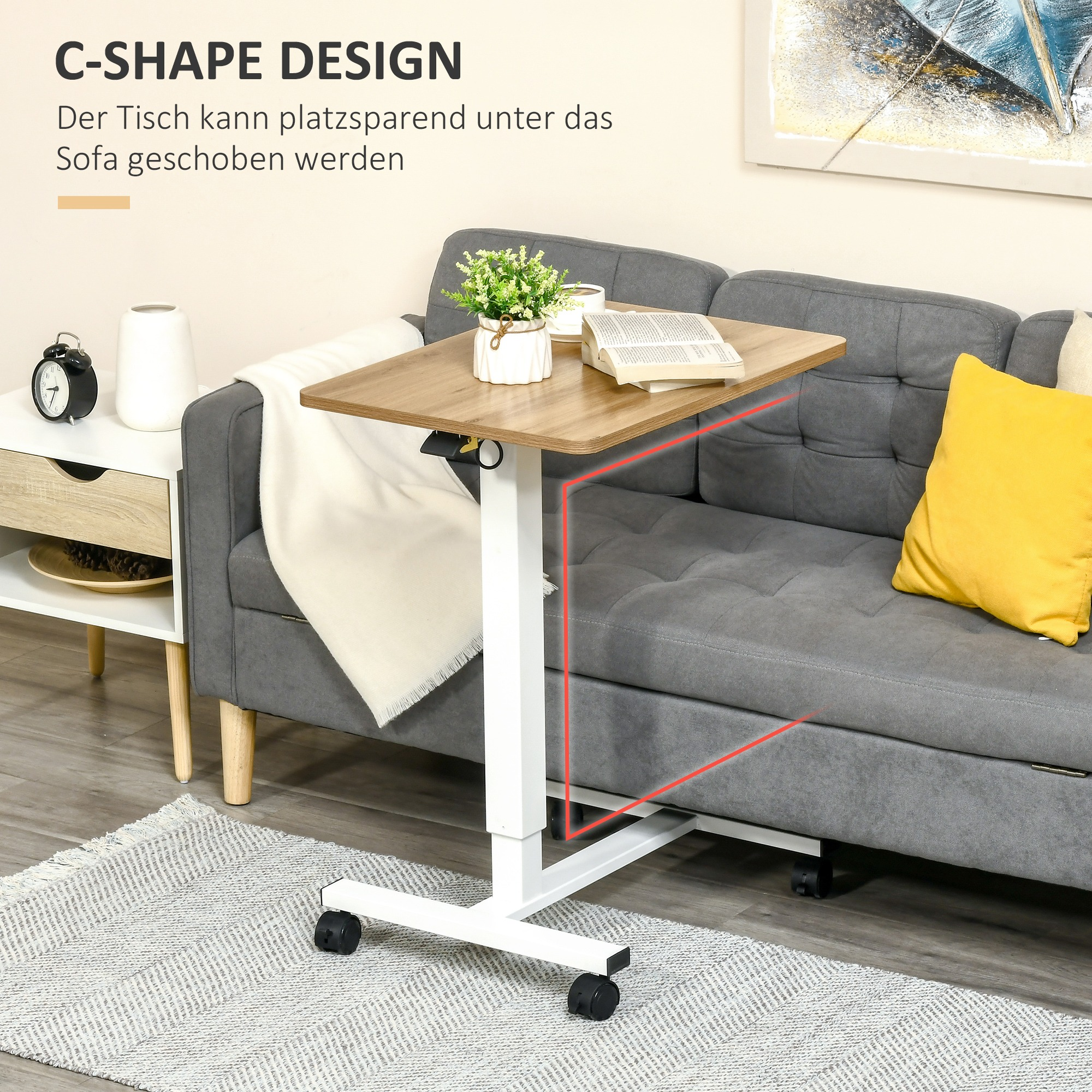 C-förmiger Tisch neben einem grauen Sofa. Der Tisch hat eine Holzplatte, weiße Beine auf Rollen. Ein gelbes Kissen.