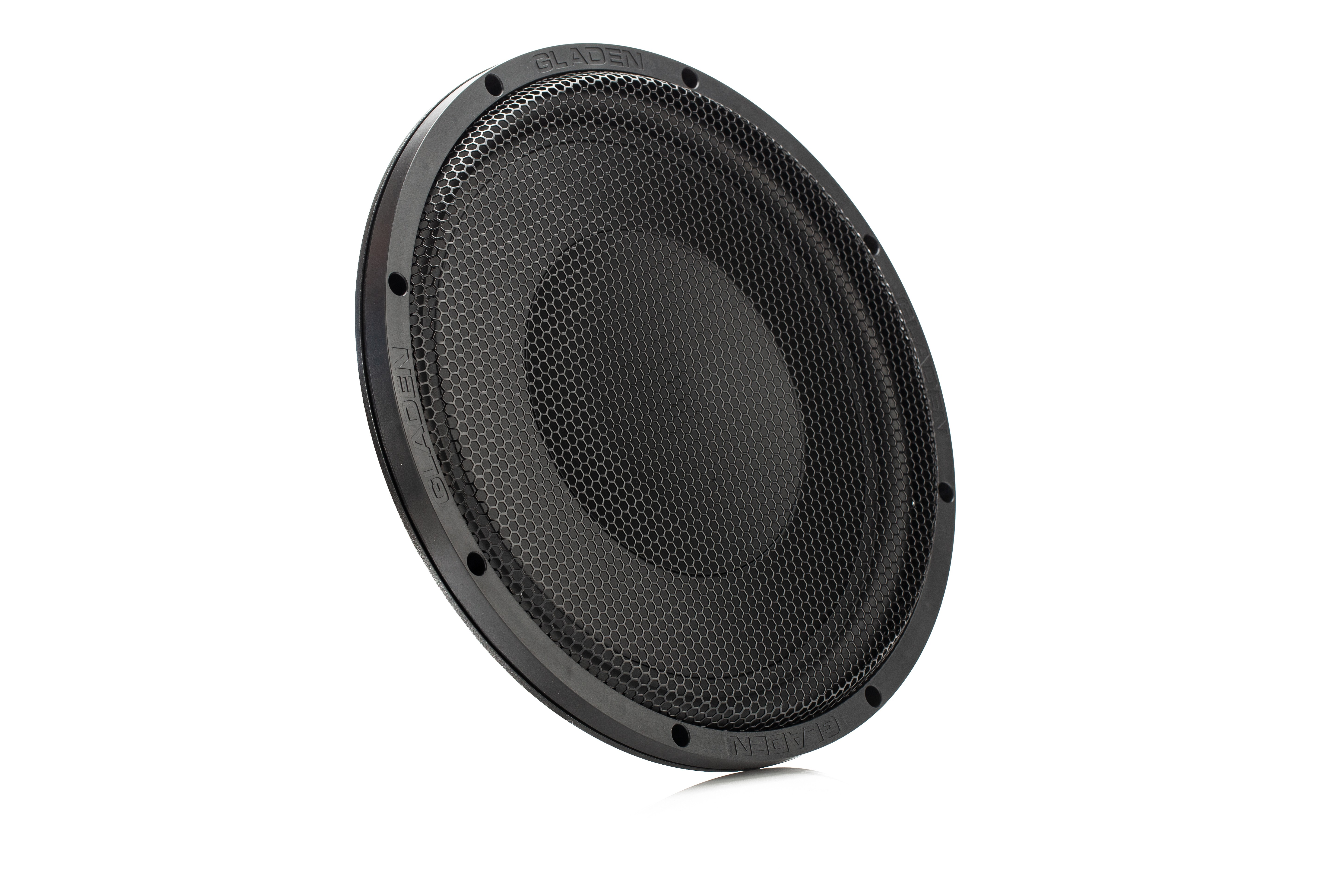 Ein runder schwarzer Subwoofer-Lautsprecher mit einem Mesh-Gitter, isoliert auf Weiß. Der Lautsprecher ist leicht nach oben geneigt.