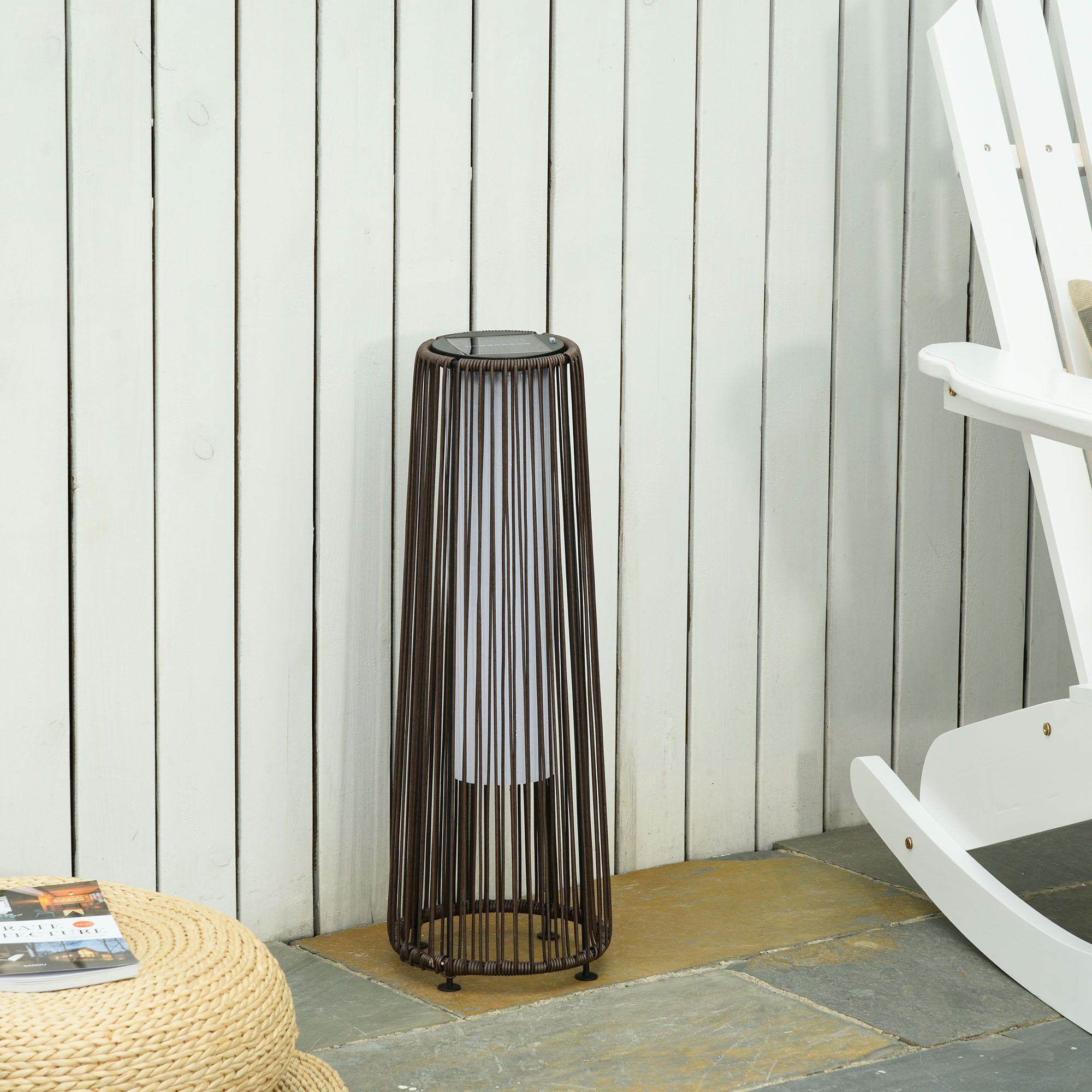 Hohe, braune Außenlampe mit zylindrischem Design, steht auf einer Terrasse.