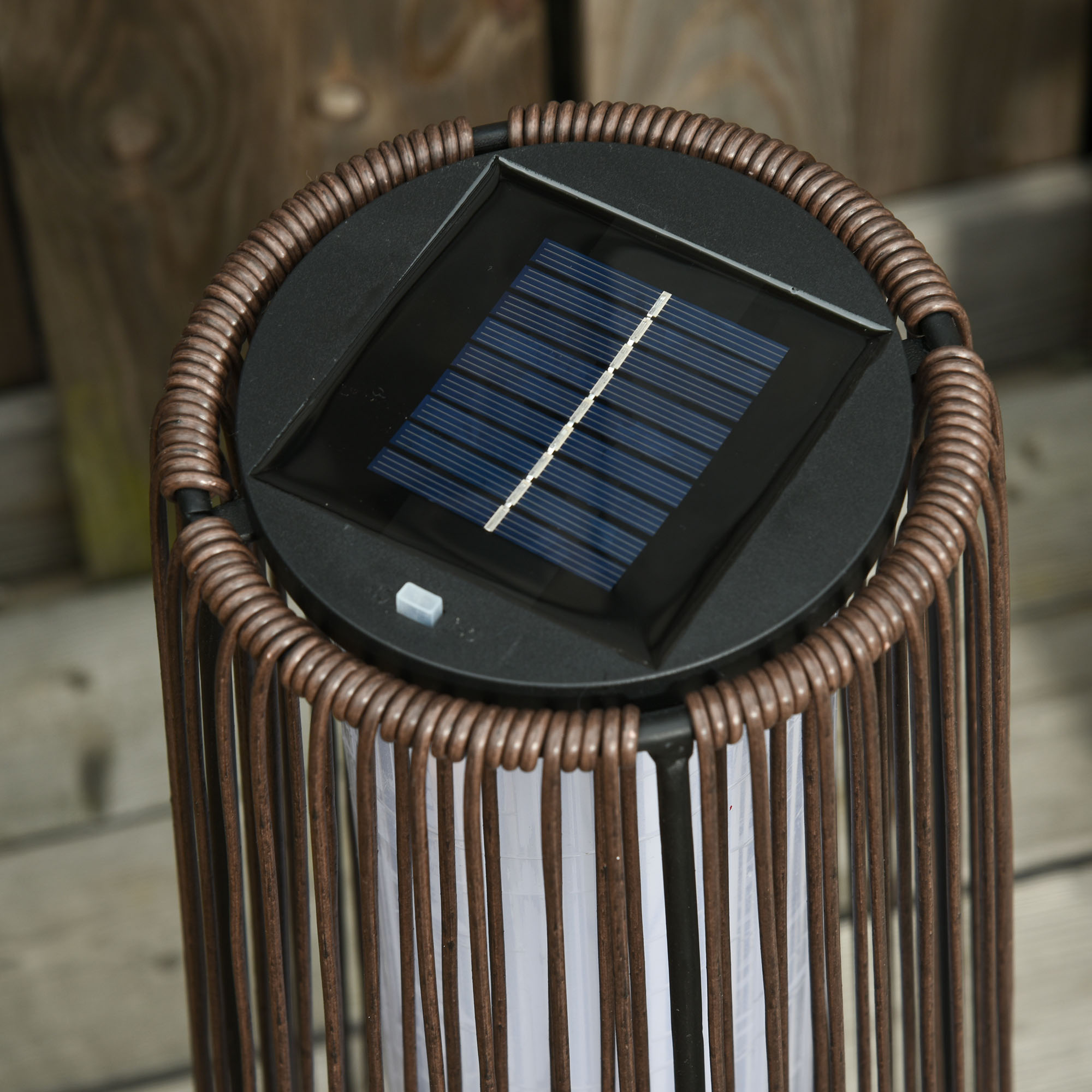 Nahaufnahme einer solarbetriebenen Gartenlampe mit braunem Webdesign.