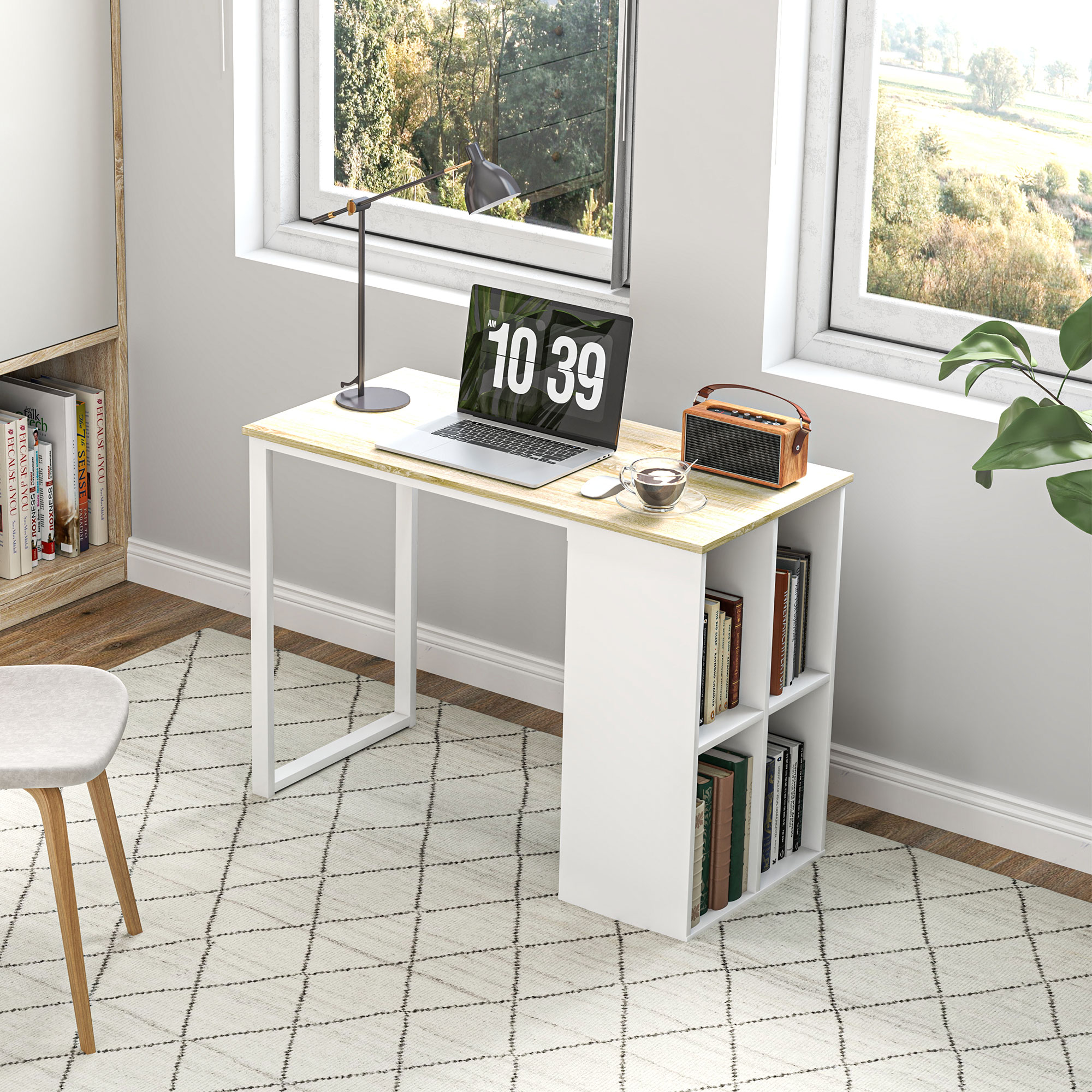 Ein Schreibtisch mit Laptop, Lampe und Büchern neben Fenster und Teppich.