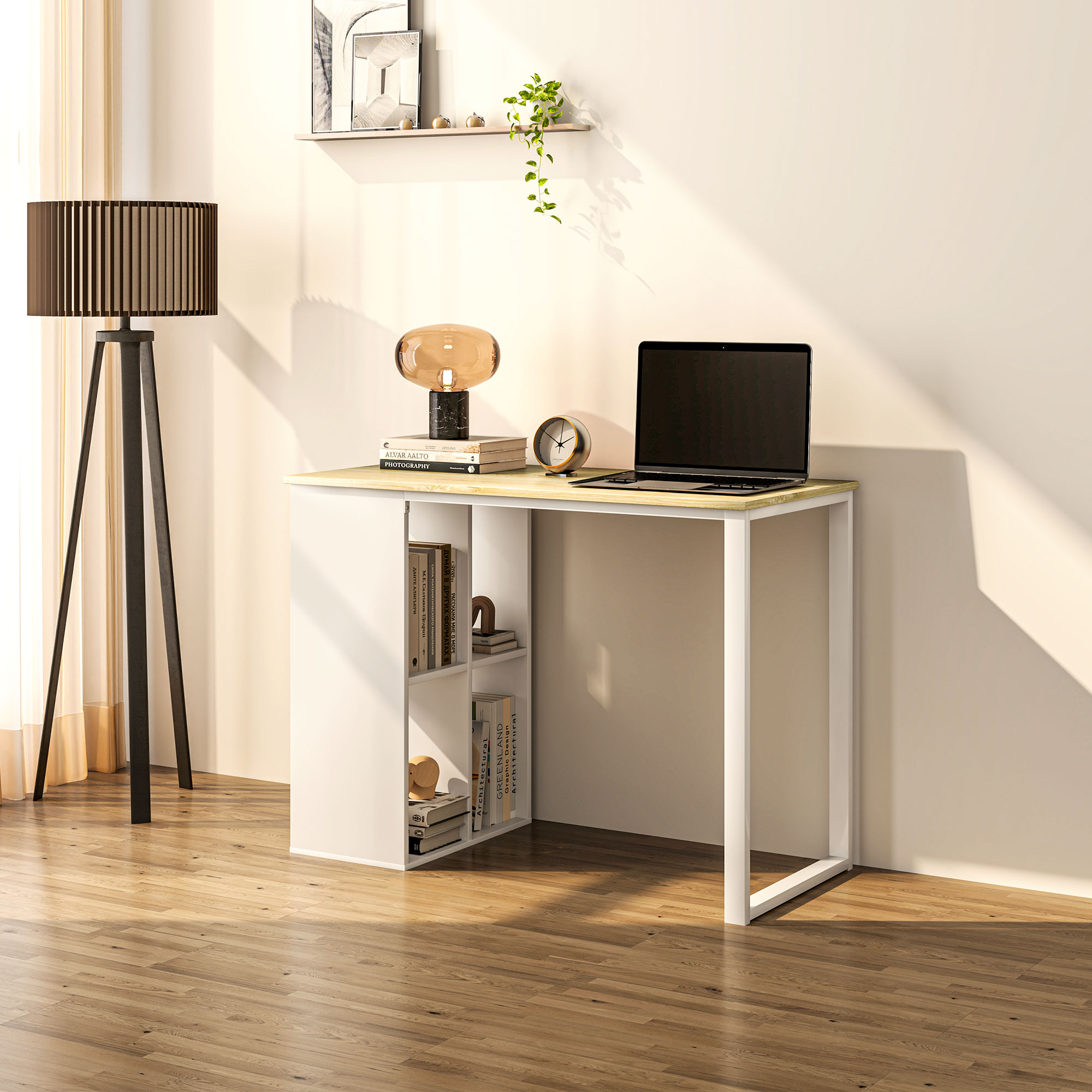 Schreibtisch mit Lampe, Büchern und Laptop. Der Schreibtisch ist weiß mit Holzplatte, auf Holzfußboden.