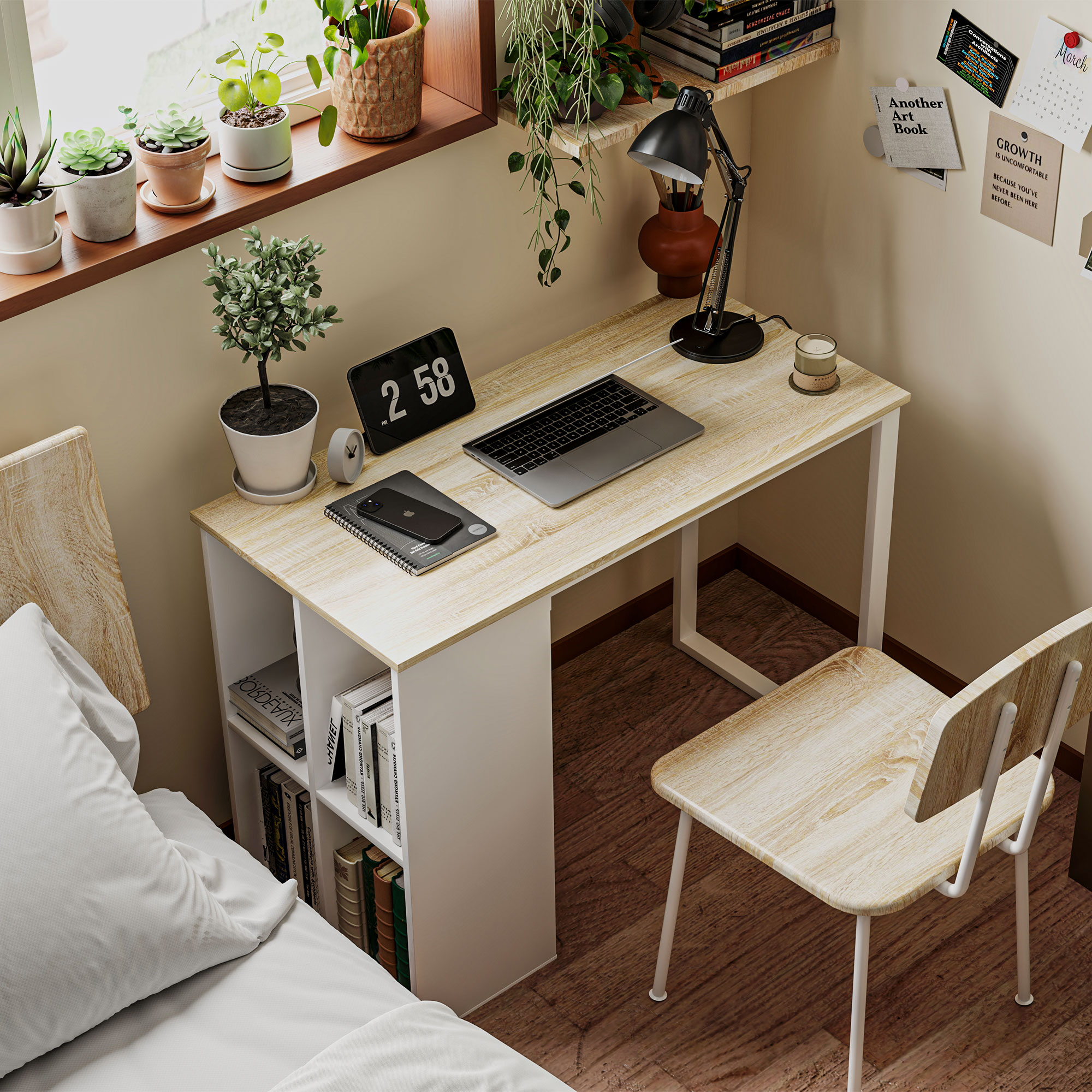Ein Schreibtisch mit Laptop, Telefon, Büchern und Pflanzen. Inklusive Stuhl, Fenster und Wandkunst.