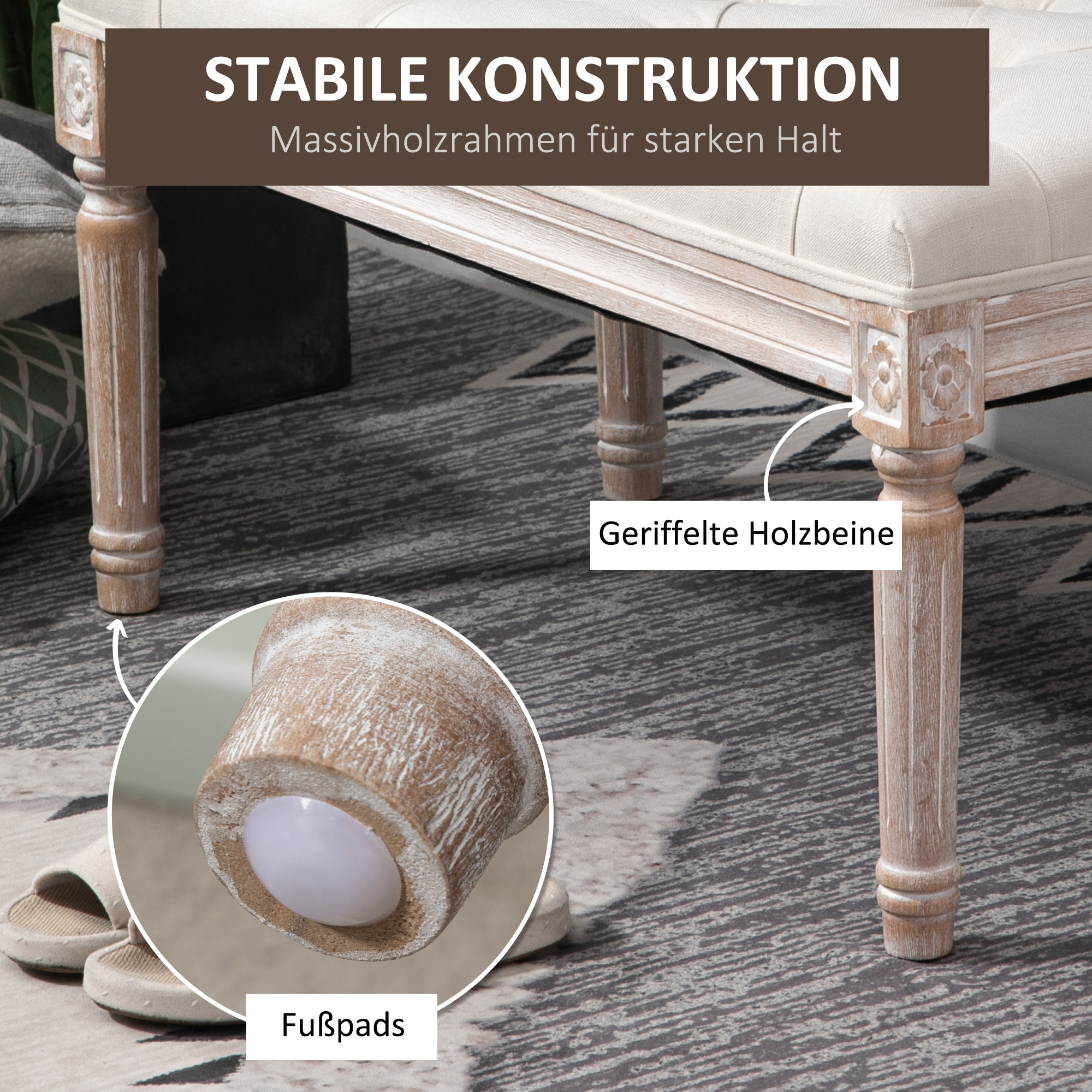 Eine Holzbank mit detaillierten Beinen und einem weißen Kissen. Eine Nahaufnahme zeigt ein Fußpolster.