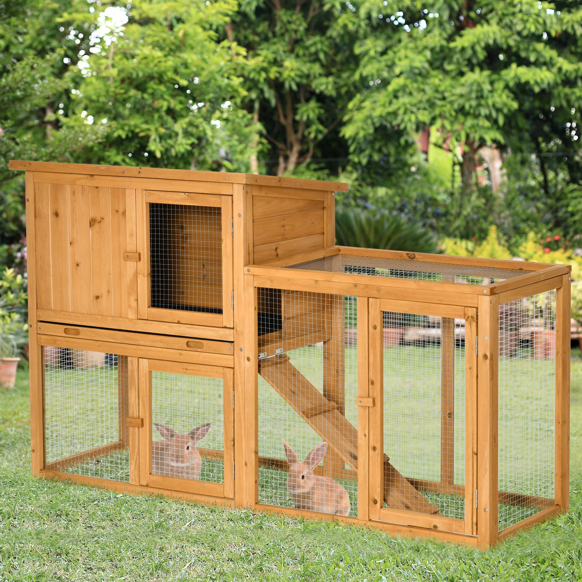 Holz-Kaninchenstall mit zwei sichtbaren Kaninchen auf grünem Gras.