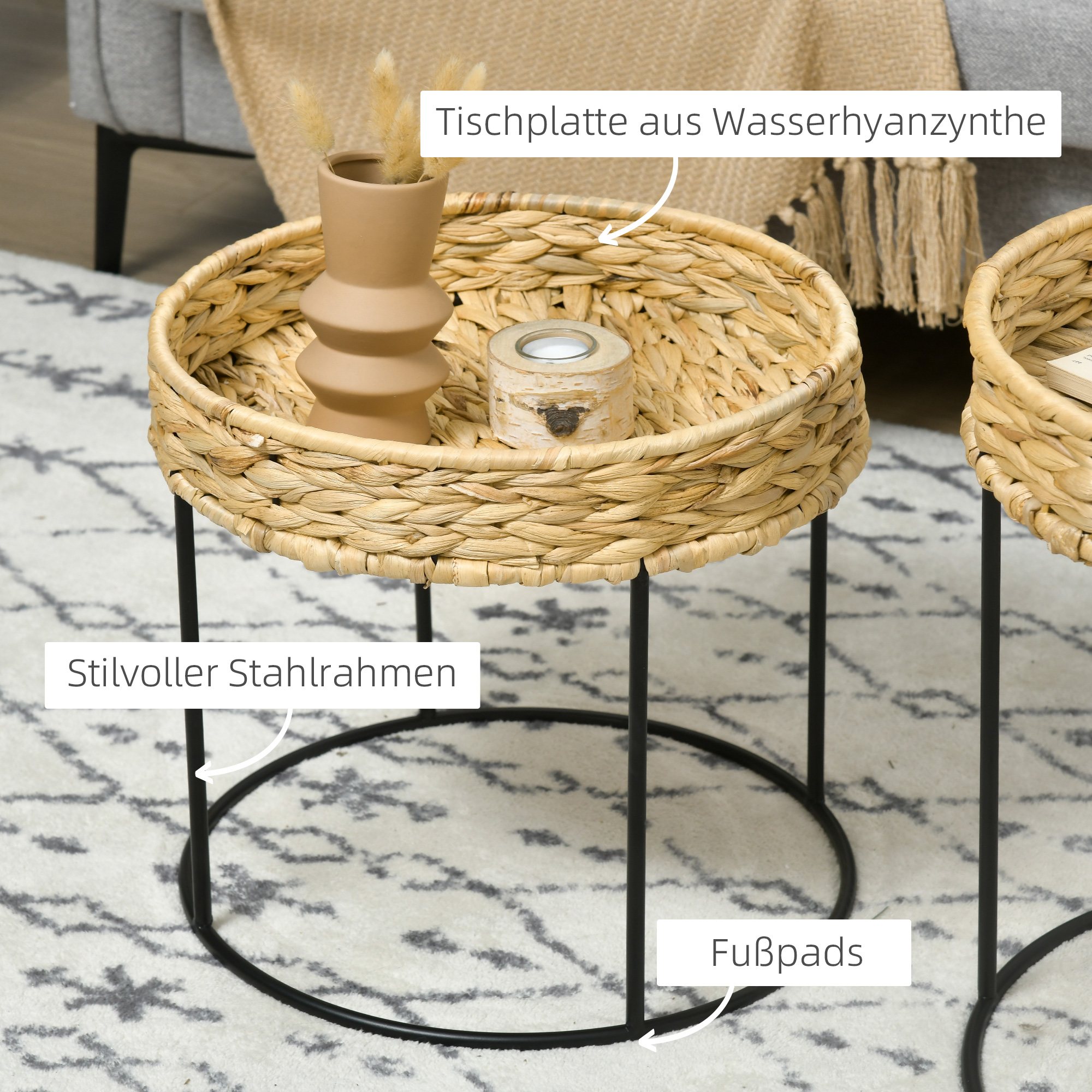 Zwei kleine Beistelltische aus Weide mit schwarzen Beinen. Beiger Teppich. Beschriftet.