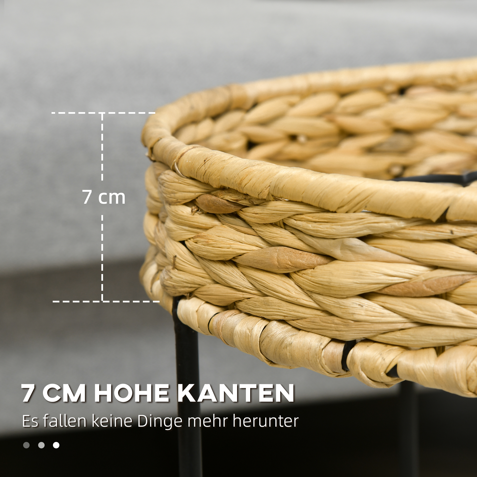 Korb aus Weide auf schwarzen Beinen. Die Seiten sind 7 cm hoch.