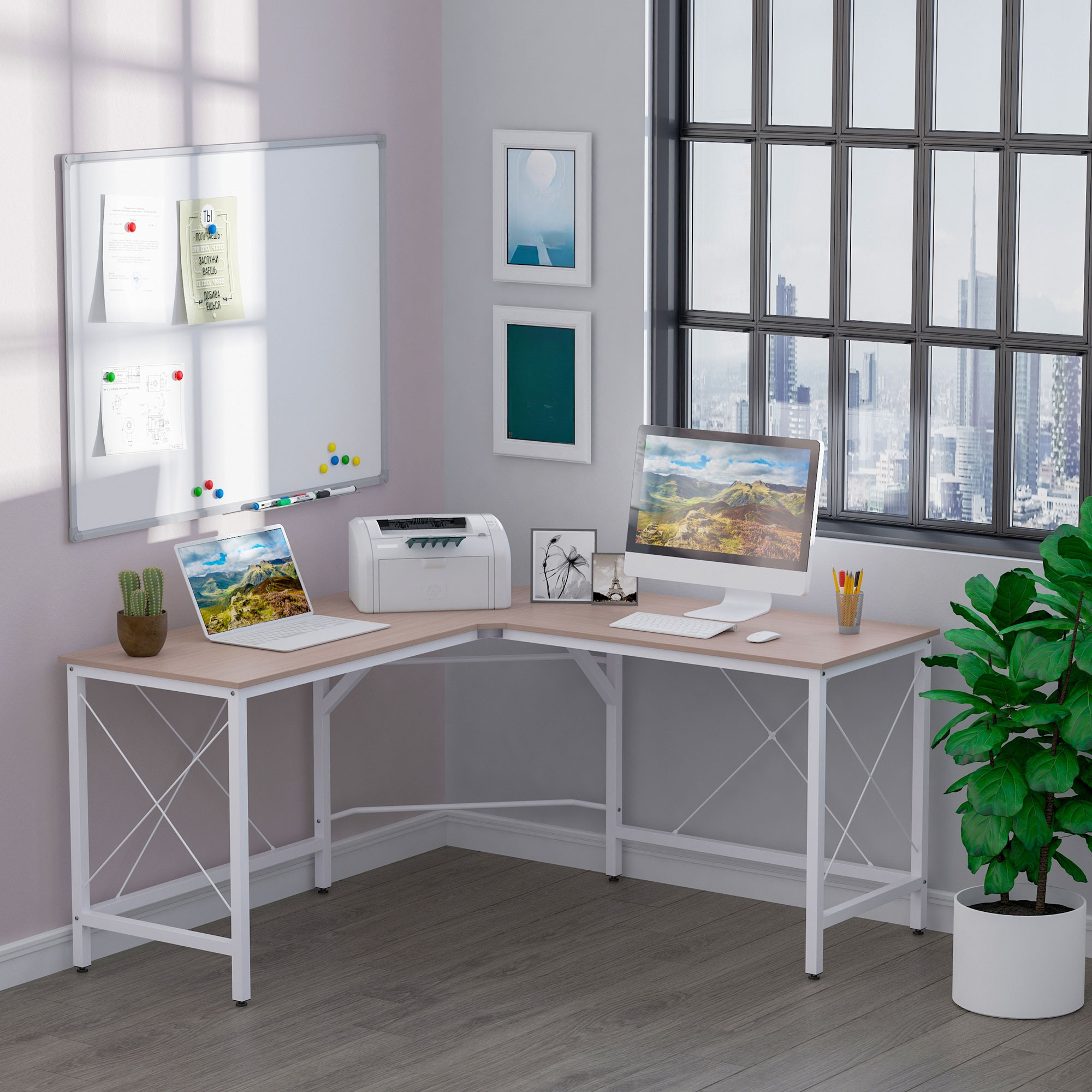 Ein Bürotisch mit Laptop, Monitor, Drucker und Dekorationen in einem hellen Raum.