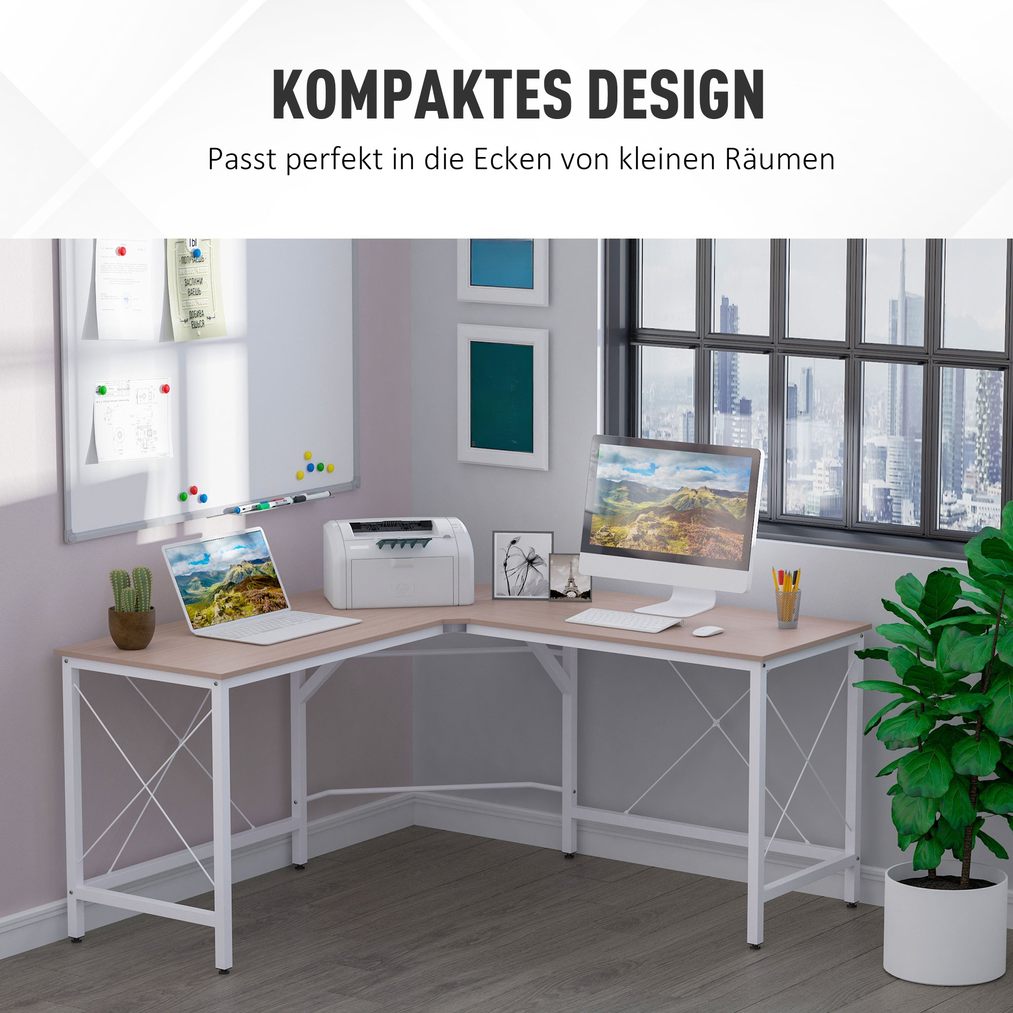L-förmiger Schreibtisch mit Laptop, Monitor und Zubehör. Fenster mit Stadtansicht und Text oben.