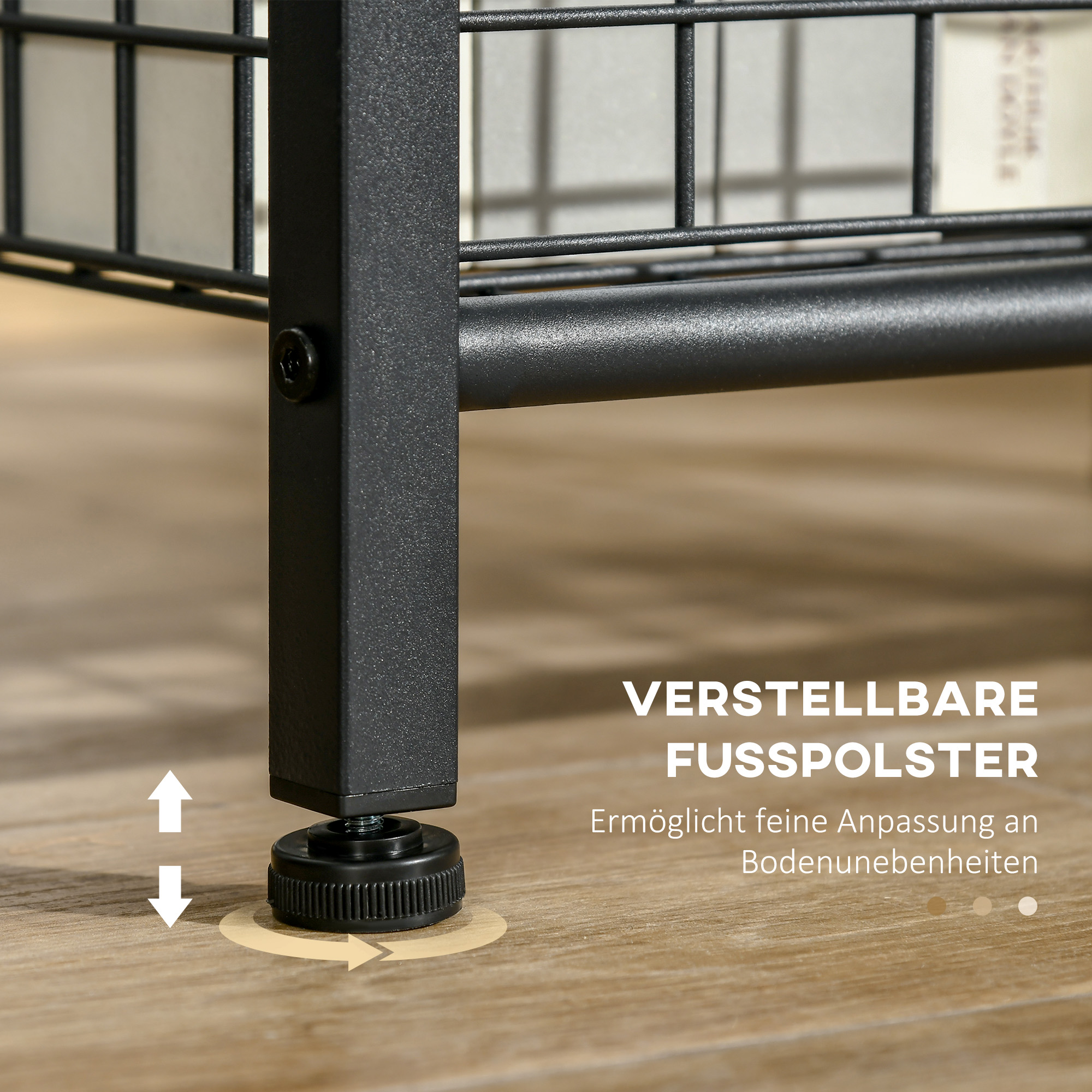 Schwarzes Metallregalbein mit verstellbarem Fuß. Hintergrund: Holzfußboden mit Text.