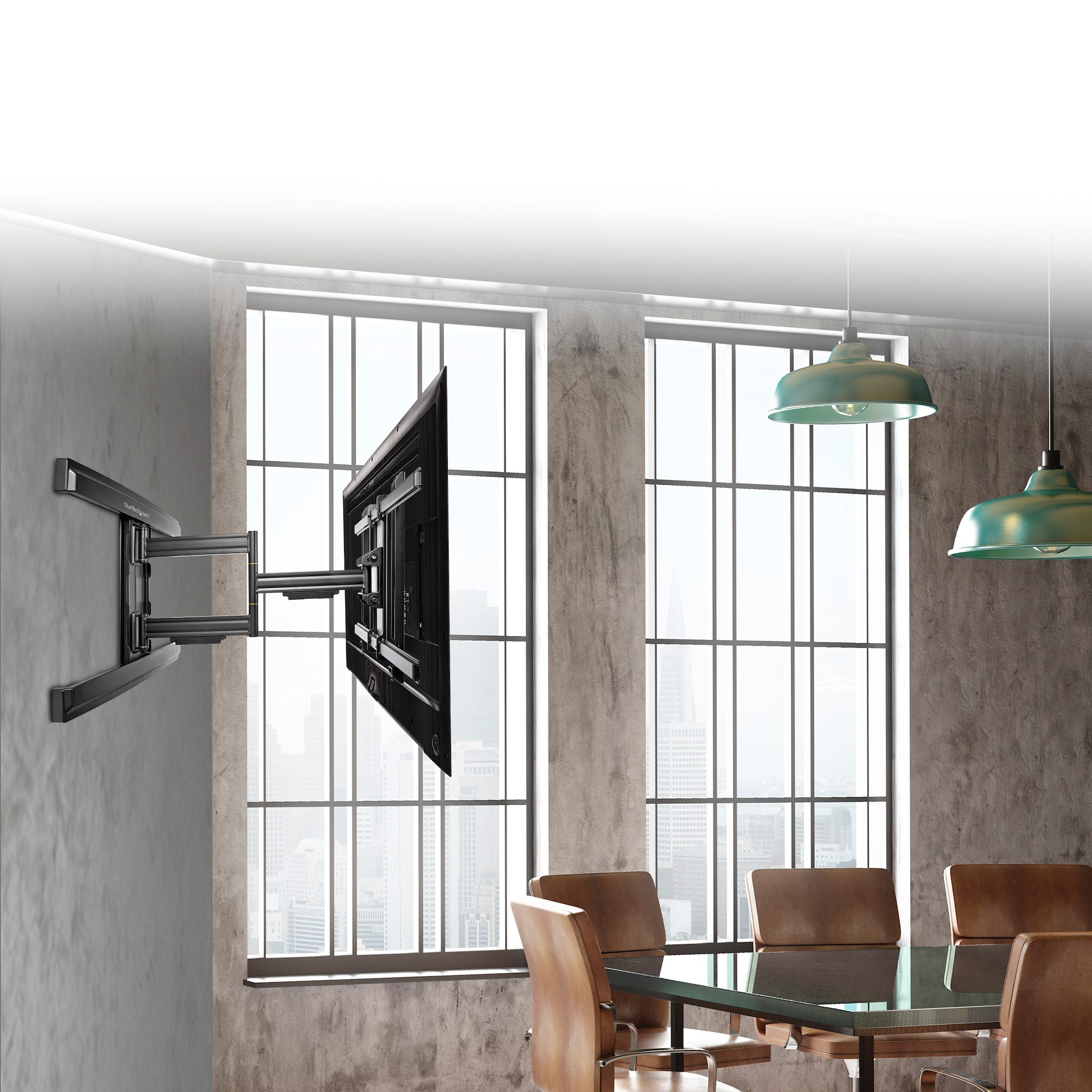 TV an der Wand mit Schwenkarm montiert, in einem Raum mit Fenstern und Möbeln.