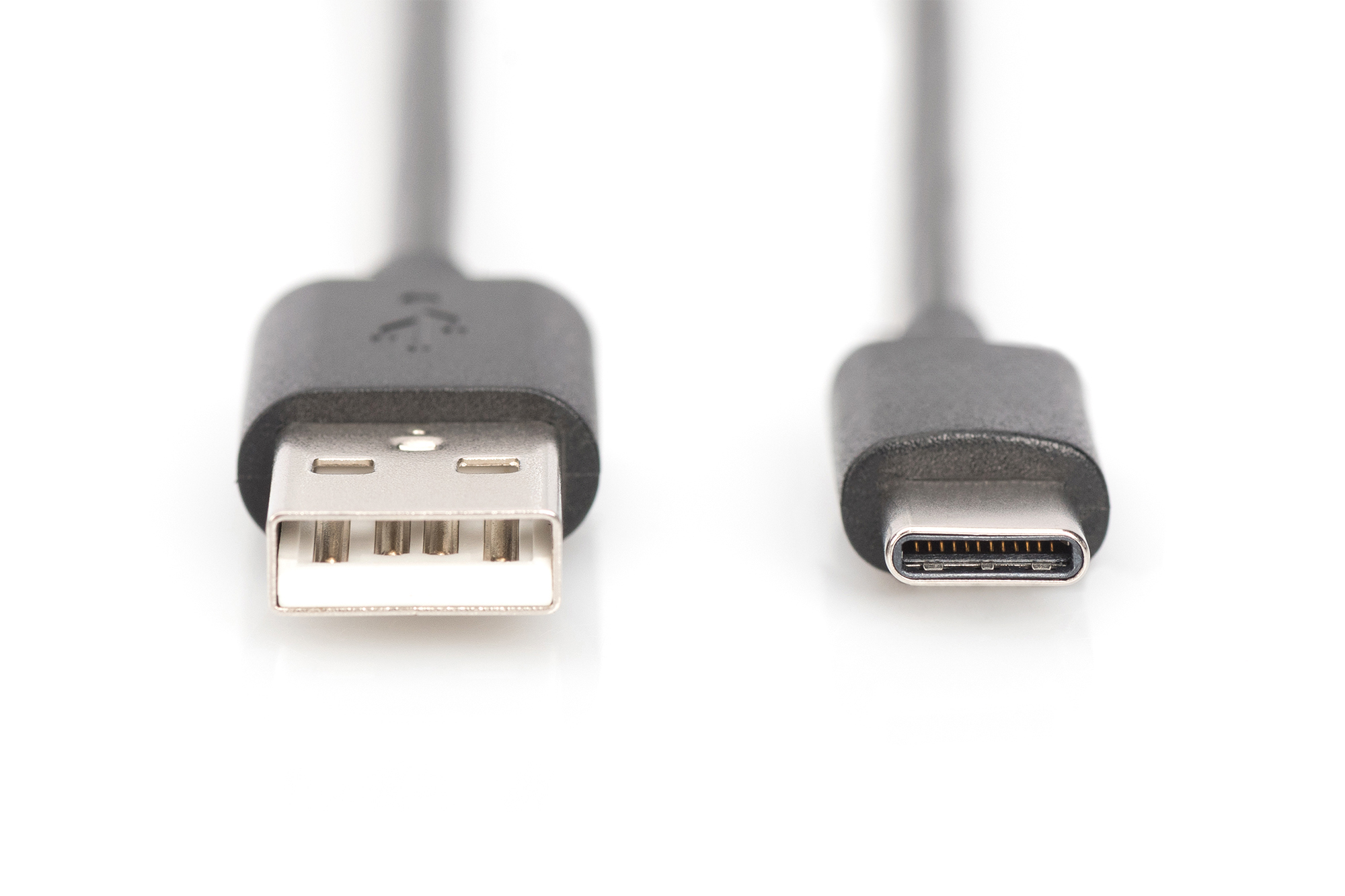 Un câble noir USB vers USB-C. Fond blanc.