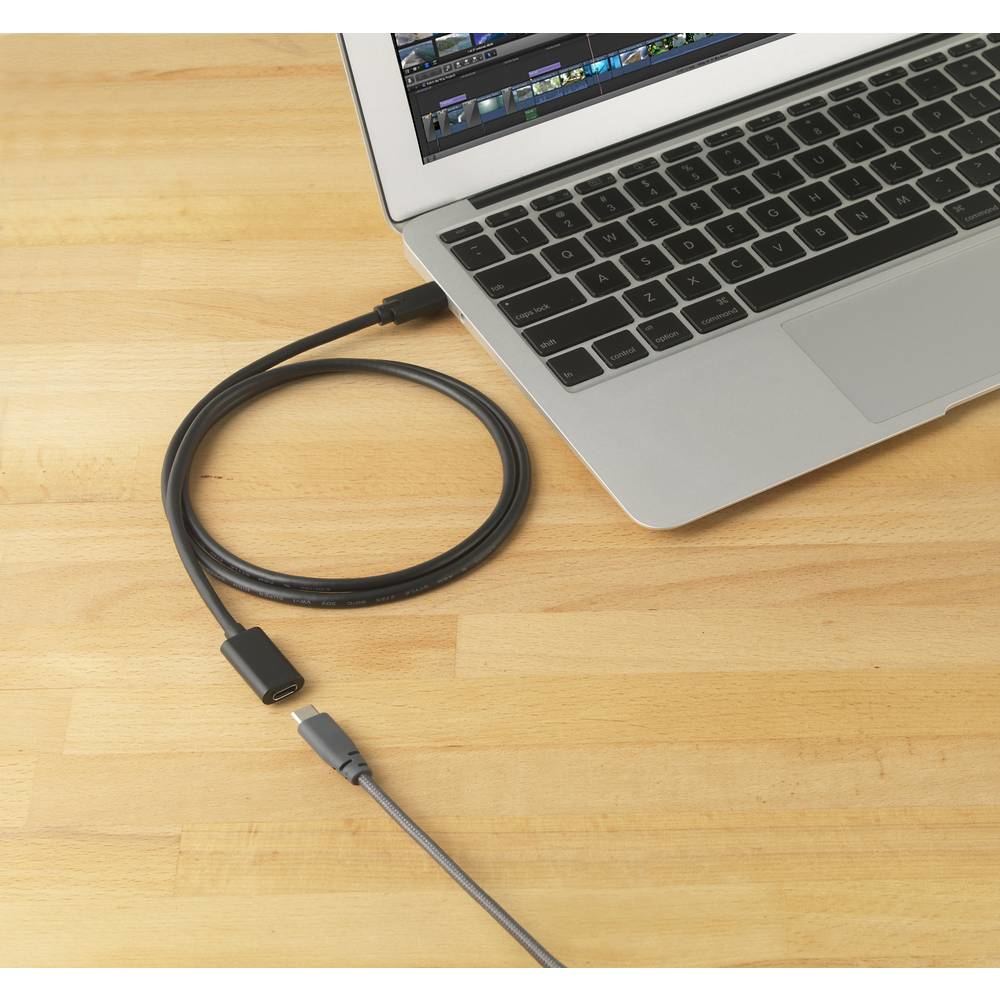 Laptop podłączony do kabla USB-C, który łączy się z przejściówką USB-C na USB-A.