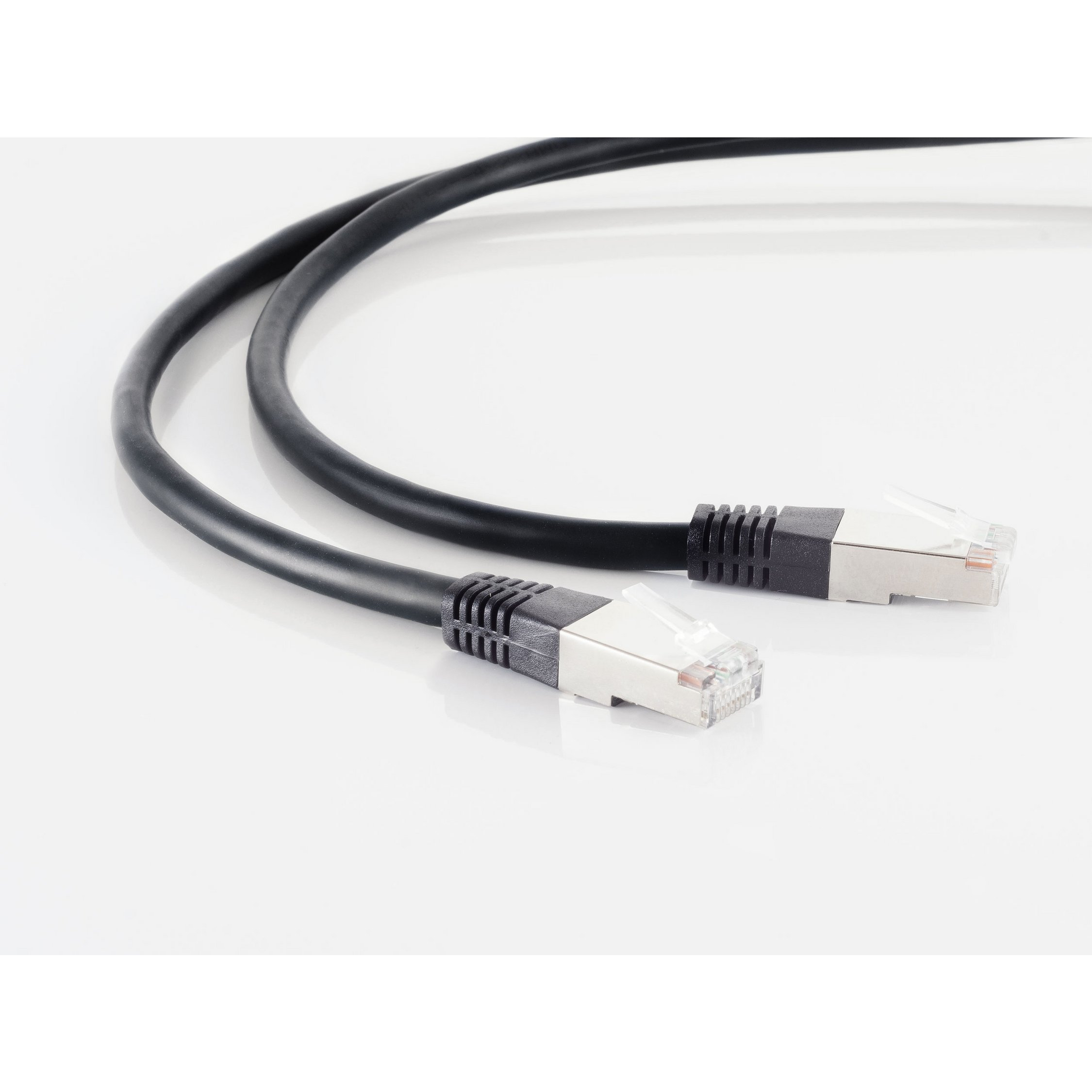 Zwei schwarze Netzwerkkabel mit Anschlüssen vor weißem Hintergrund.