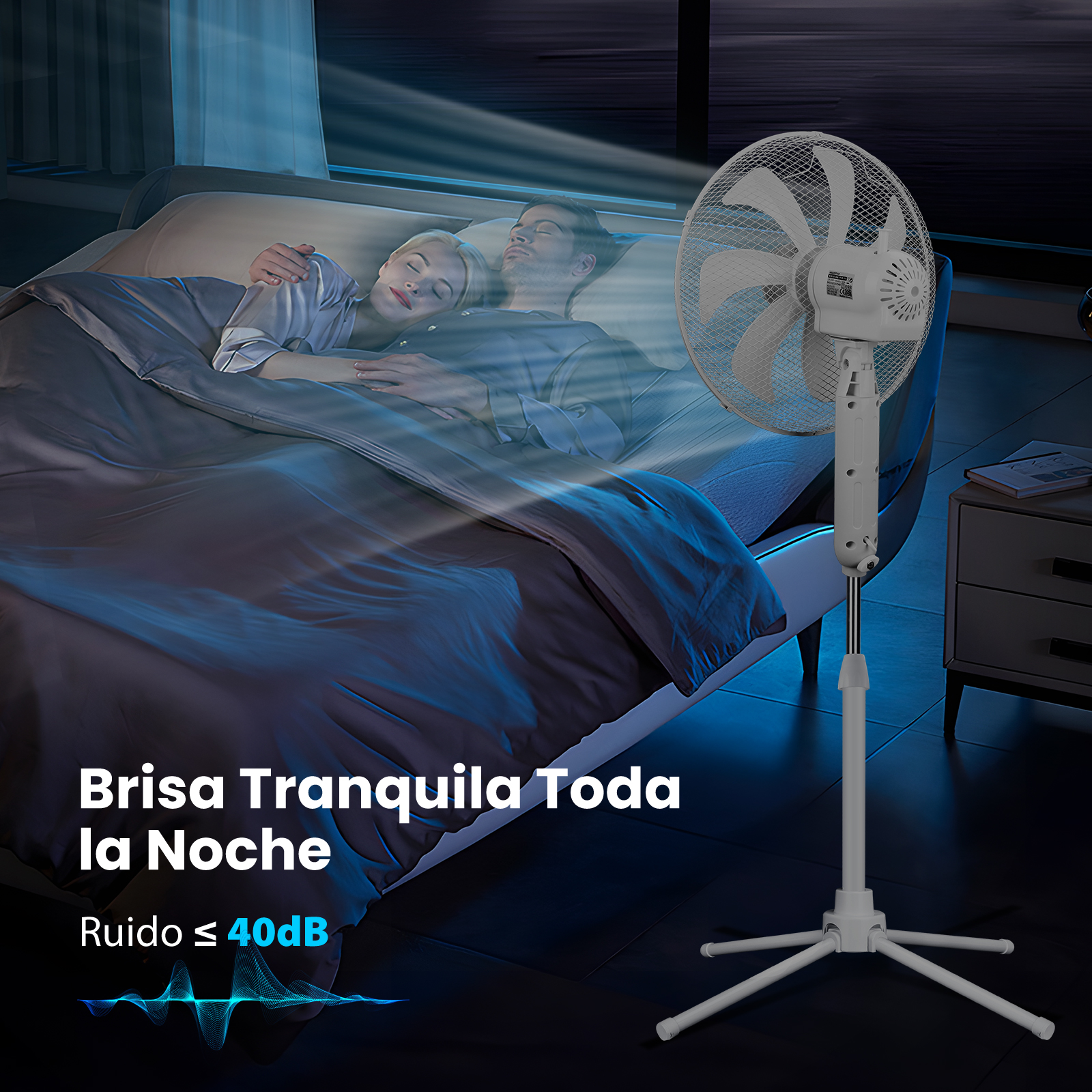 Un ventilador de pie blanco soplando aire hacia una cama con una pareja durmiendo. Texto a la izquierda.