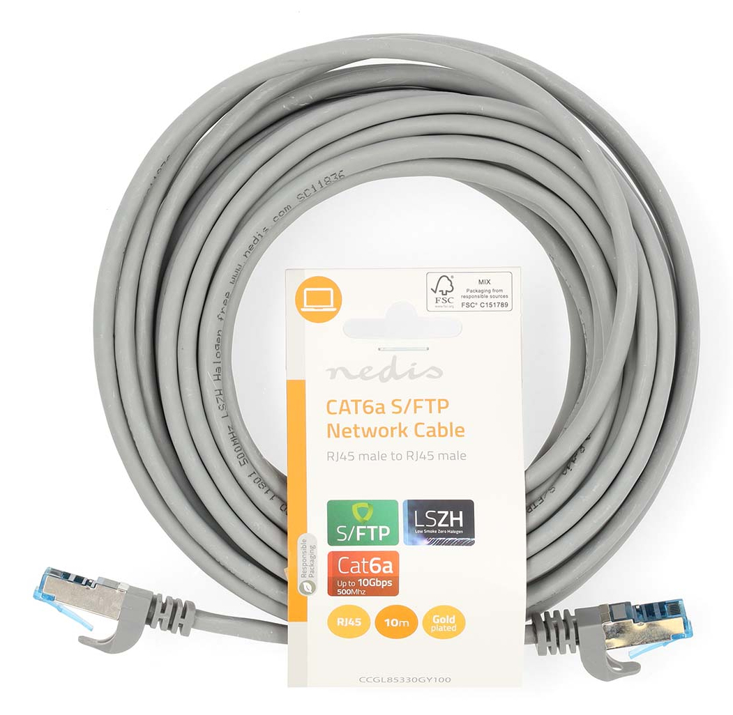 Szary kabel sieciowy ze złączami i opakowaniem na białym tle.