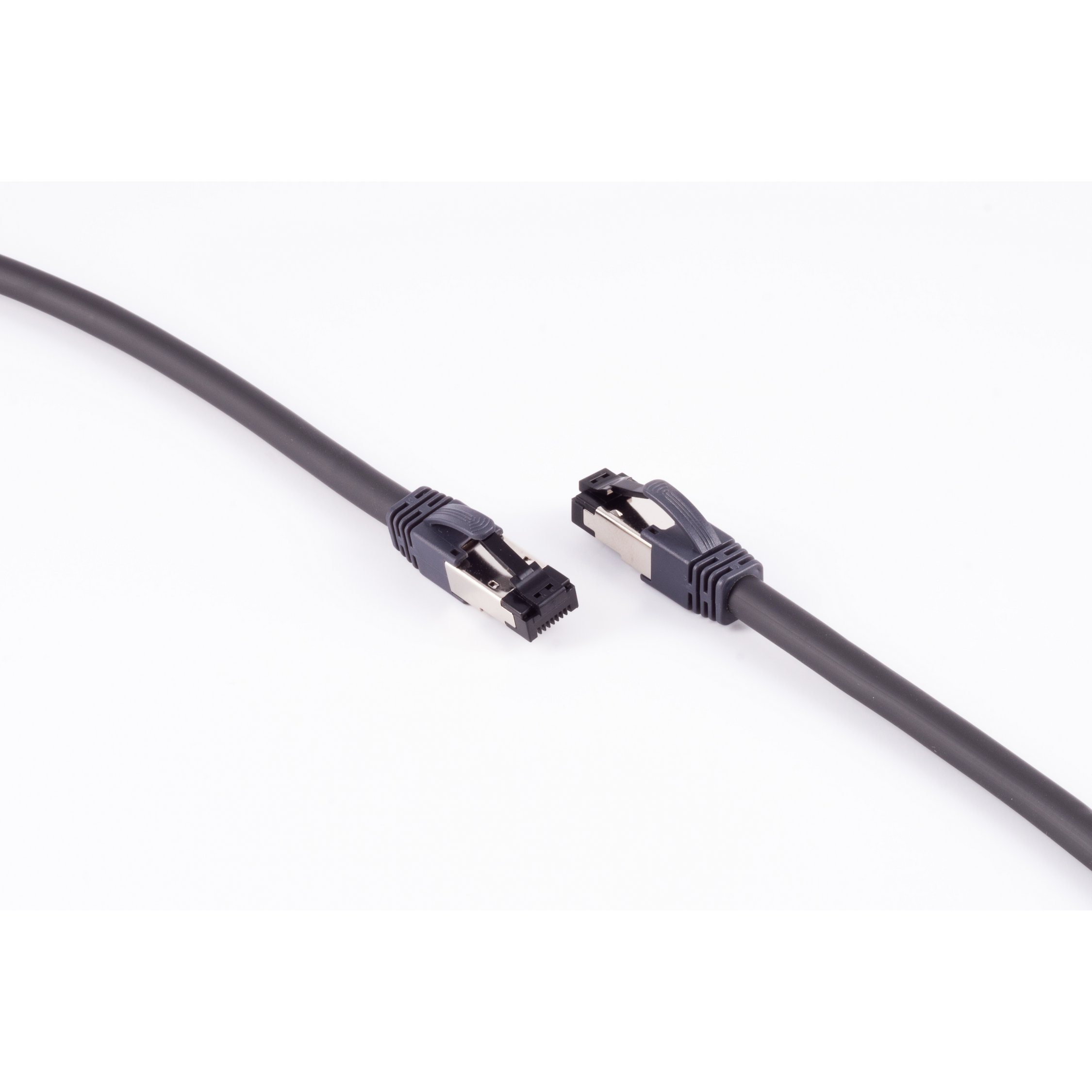 Due cavi di rete neri con connettori RJ45, separati e su sfondo bianco.