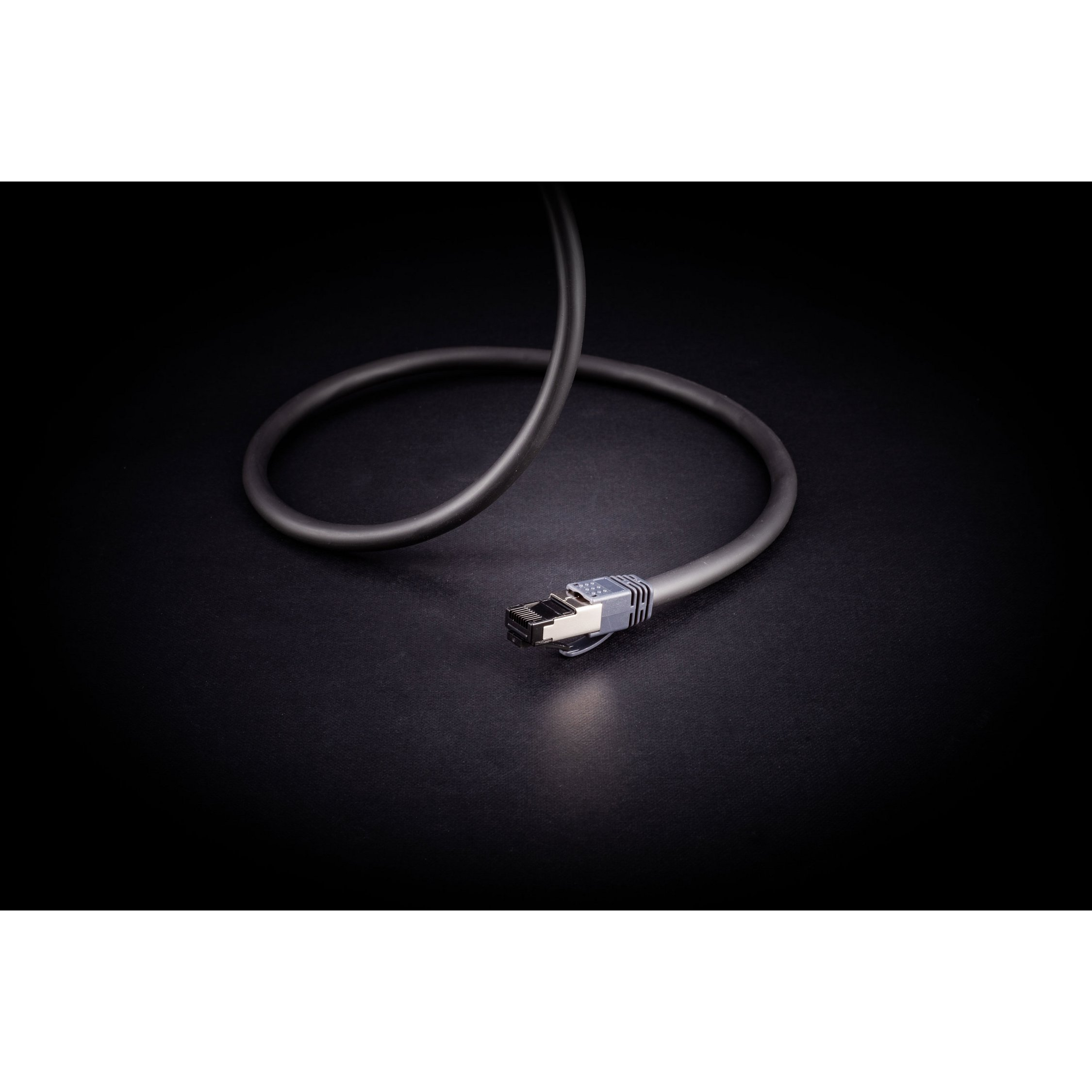 Cavo Ethernet grigio con connettore metallico su sfondo nero.