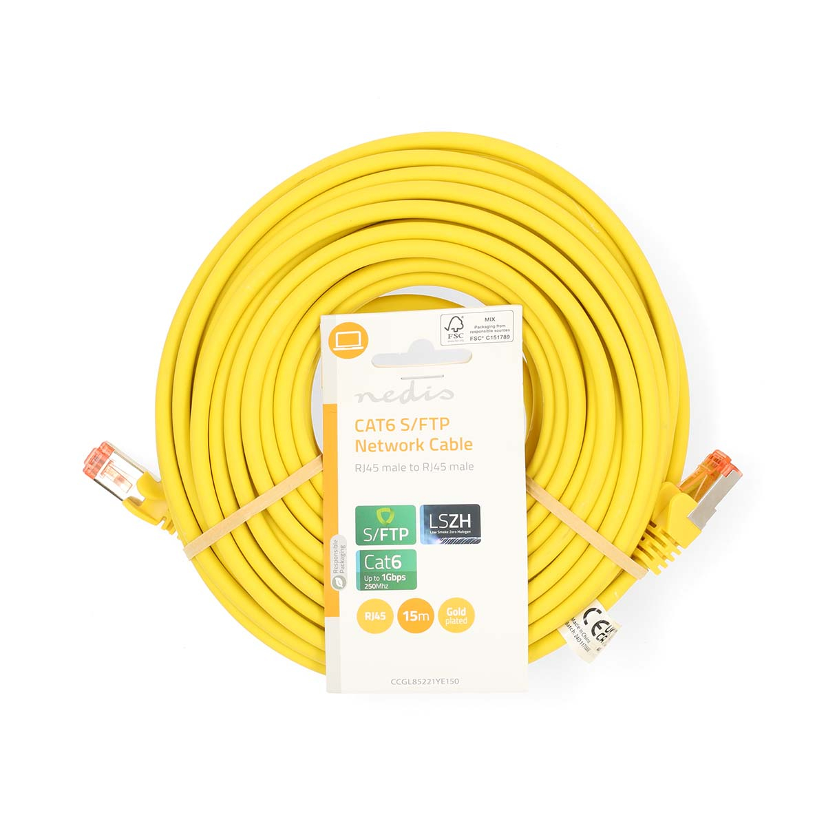 Câble réseau jaune avec connecteurs et emballage sur fond blanc.
