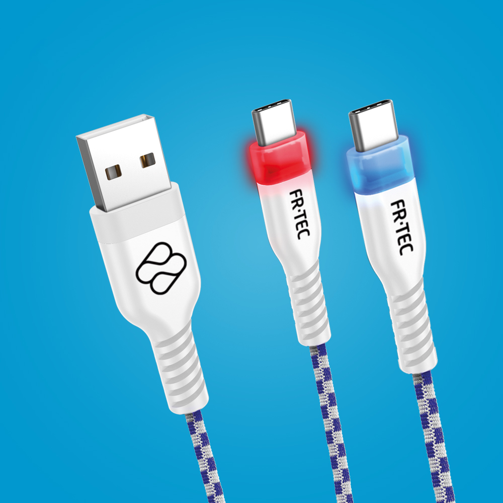Tre cavi USB-C bianchi. Uno con luce rossa, uno con luce blu, su sfondo blu.