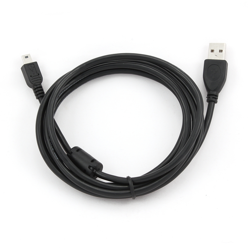 Un câble USB noir avec deux extrémités différentes, posé sur une surface blanche.