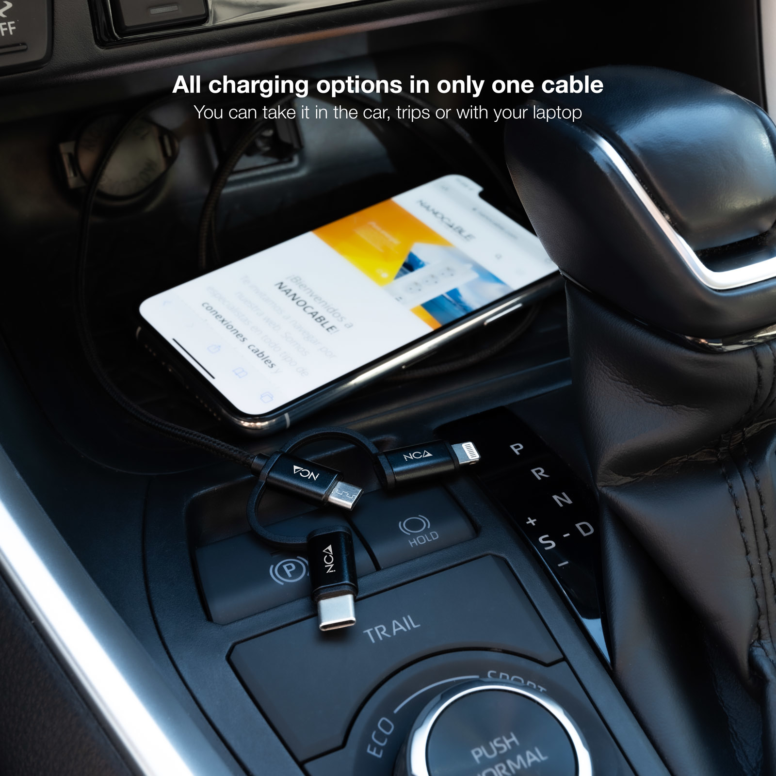 Een telefoon aangesloten op een oplaadkabel in een auto. Tekst: Alle oplaadopties in slechts één kabel.
