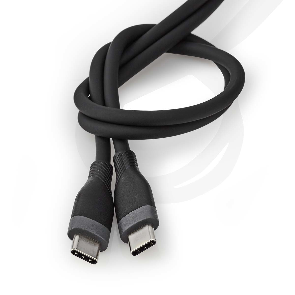 Zwei schwarze USB-C-Kabel, die zusammengedreht sind, weißer Hintergrund.