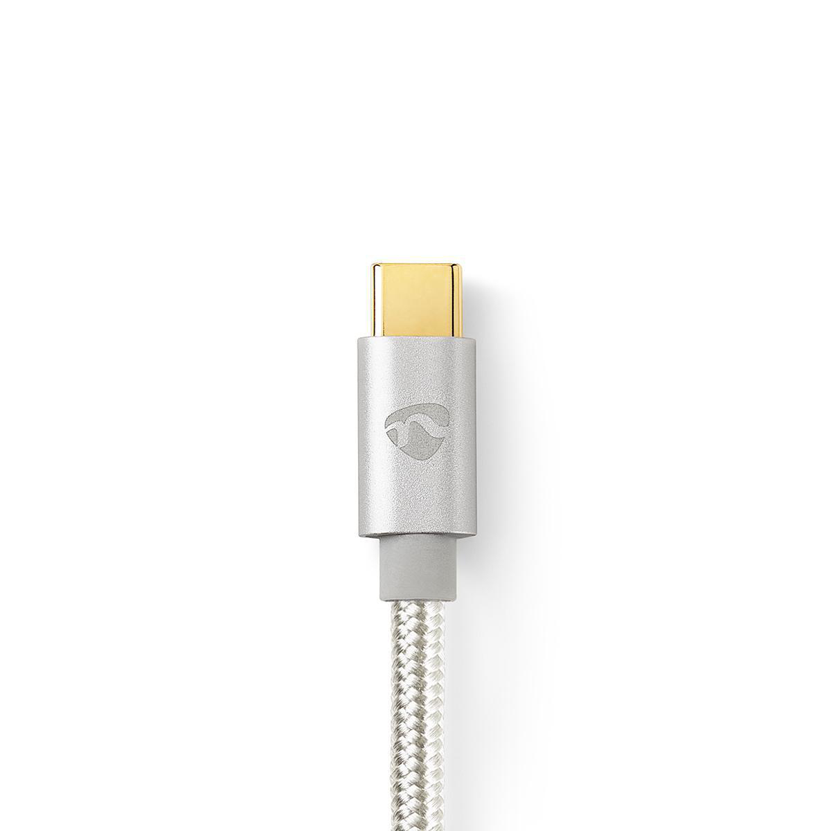 Ein silberner und grauer USB-C-Anschluss mit geflochtenem Kabel. Das Markenlogo befindet sich auf dem Anschluss.
