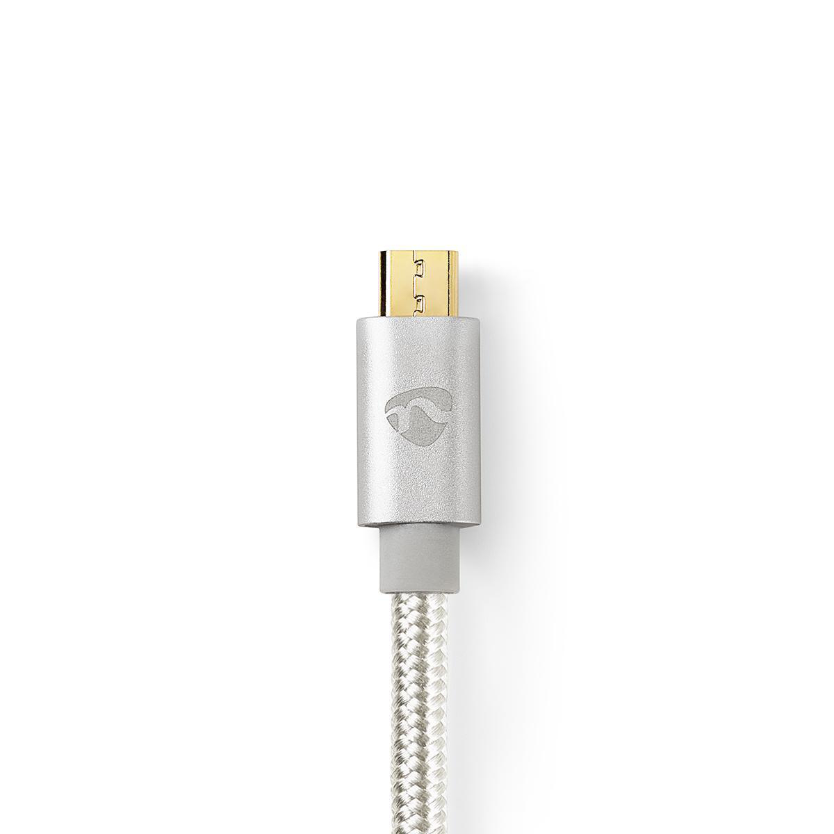 Nahaufnahme eines silbernen USB-Anschlusses mit Logo und grauem Sockel, weißer Hintergrund.