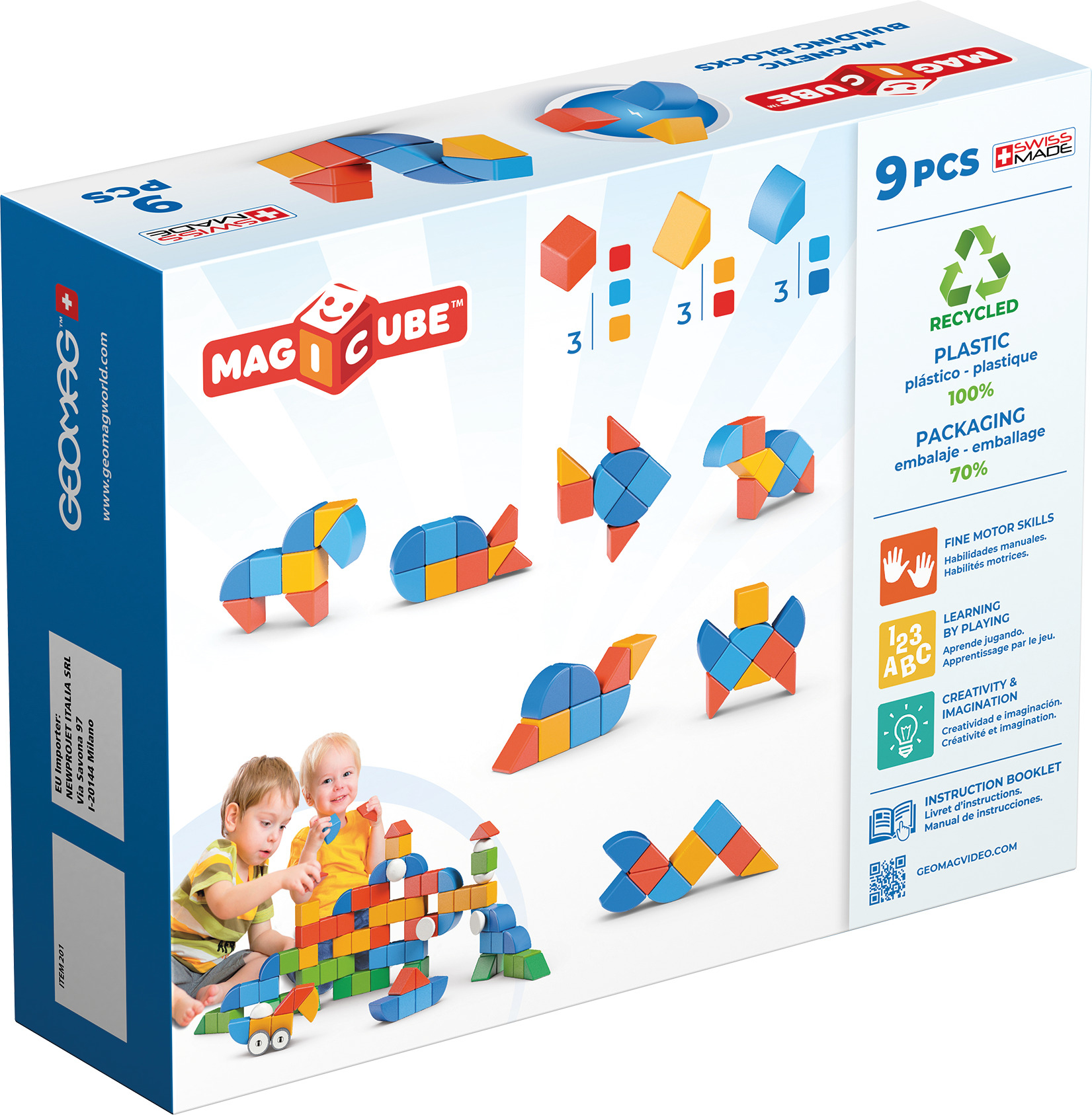 Kiste mit magnetischen Bausteinen. Kinder spielen mit Blöcken. Verschiedene Formen und Farben sind sichtbar.