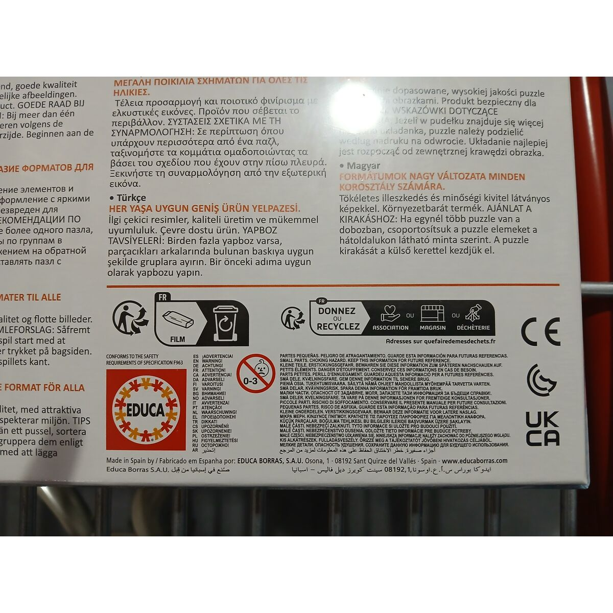 Pudełko z wielojęzycznym tekstem, instrukcjami i ostrzeżeniami, z logo Educa. Białe tło.