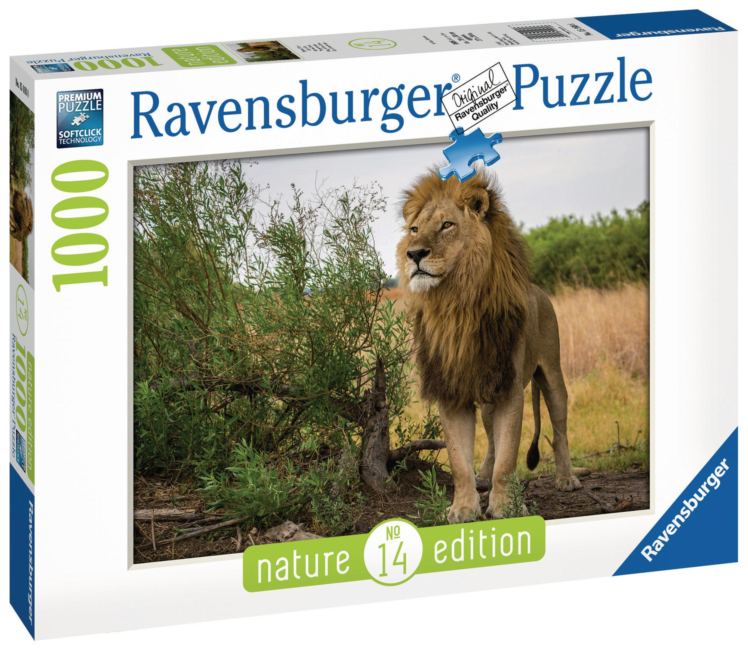Ravensburger Puzzle-Box. Ein Löwe steht in der Nähe grüner Büsche. Naturthema.