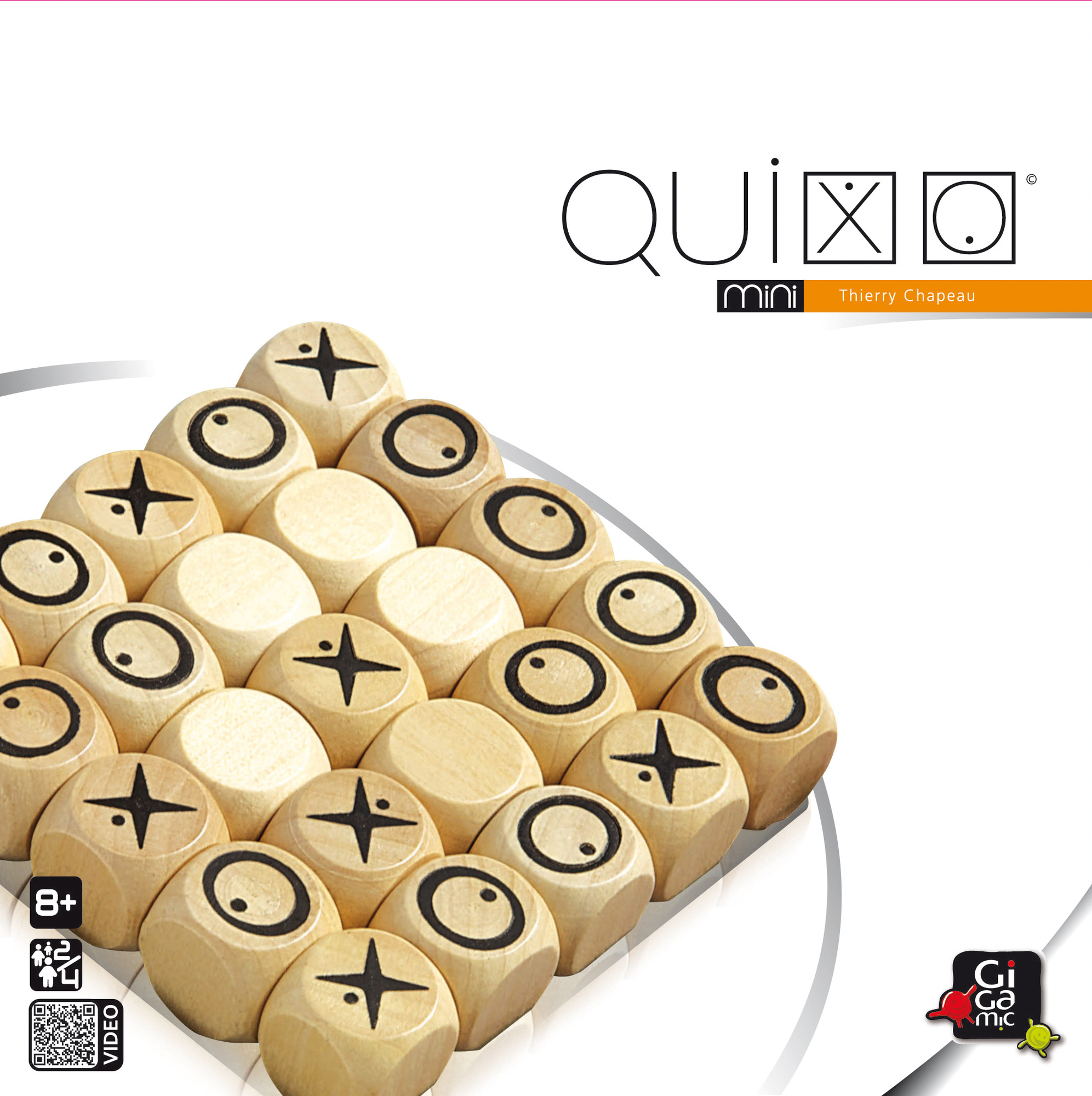 Boîte de jeu de société Quixo Mini. Le plateau a des dés en bois avec des symboles.