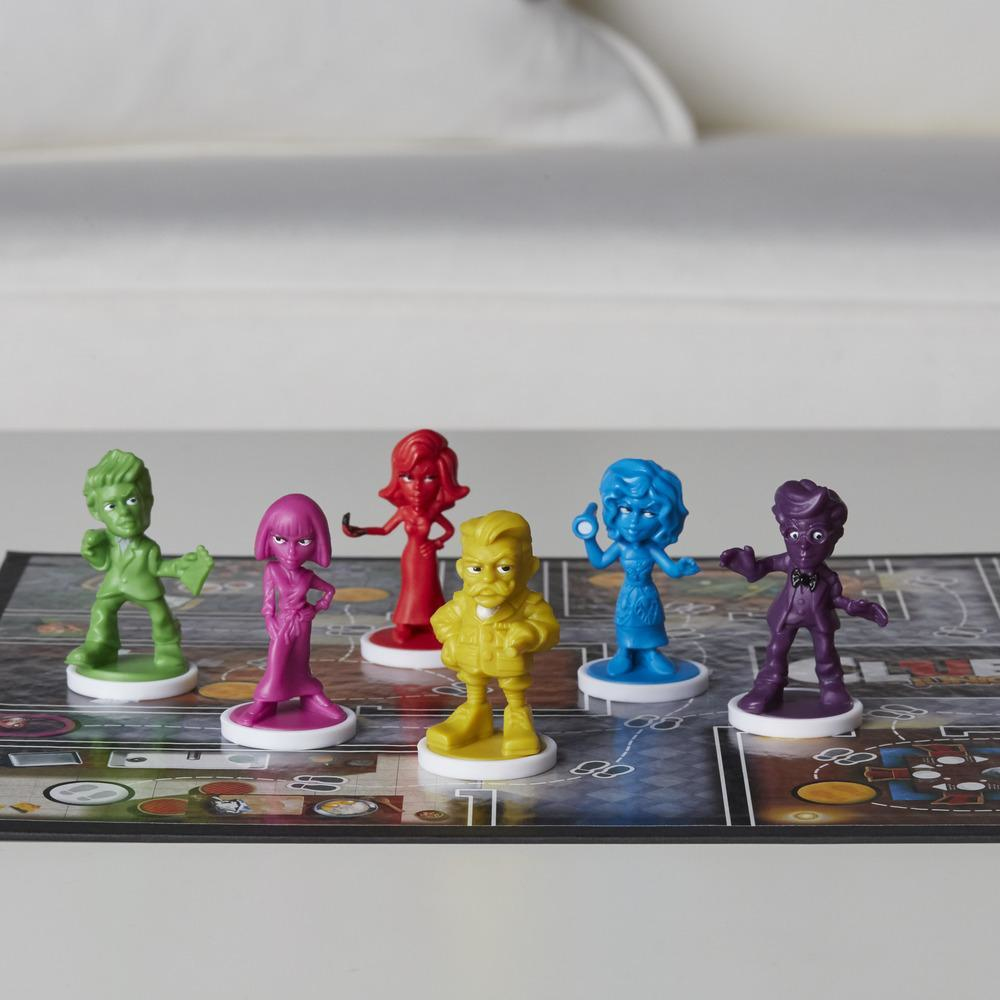 Ein Brettspiel mit bunten Charakteren in einem Raum. Die Charaktere sind auf einem Spielbrett.