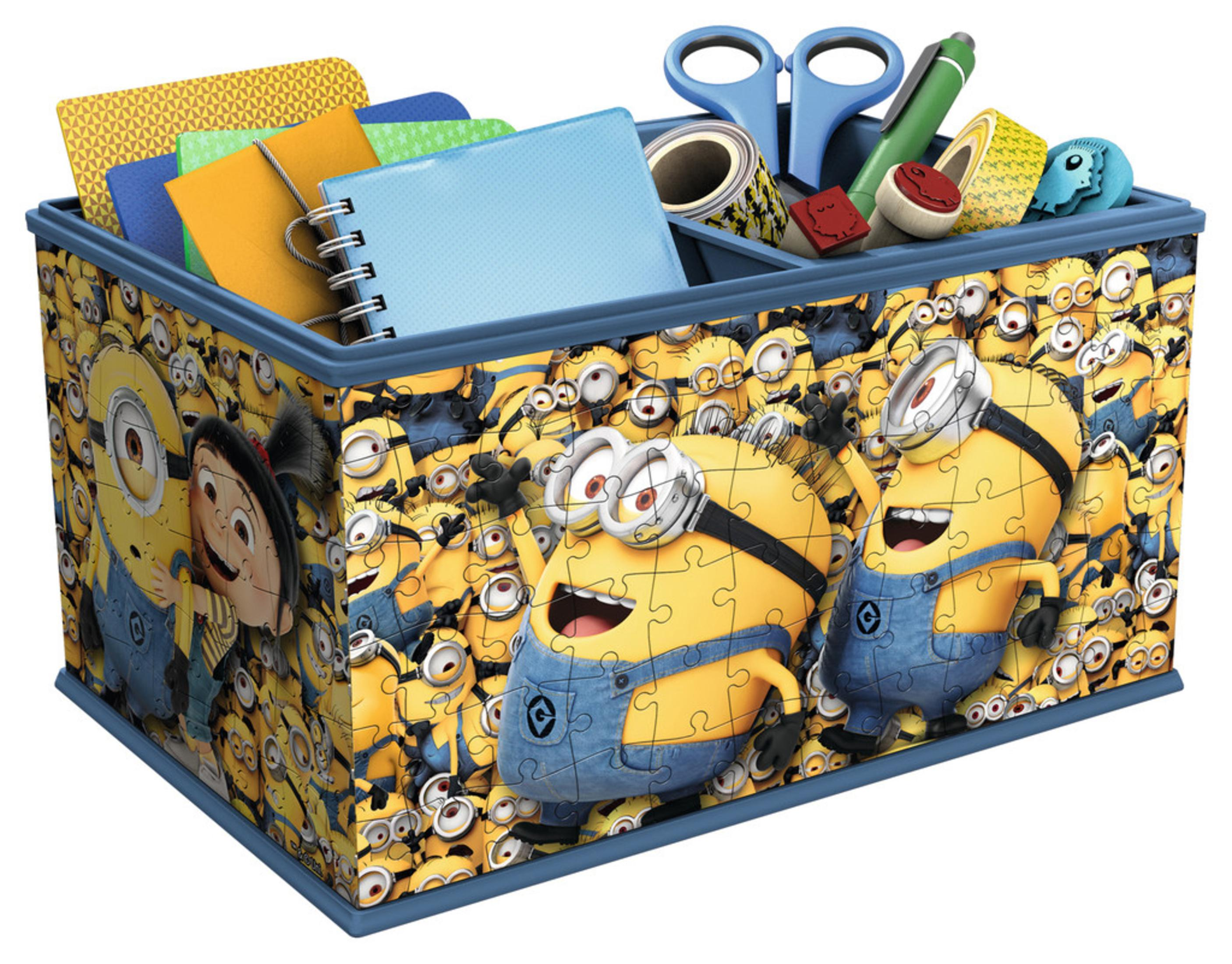 Boîte bleue avec pièces de puzzle Minions et articles de papeterie.