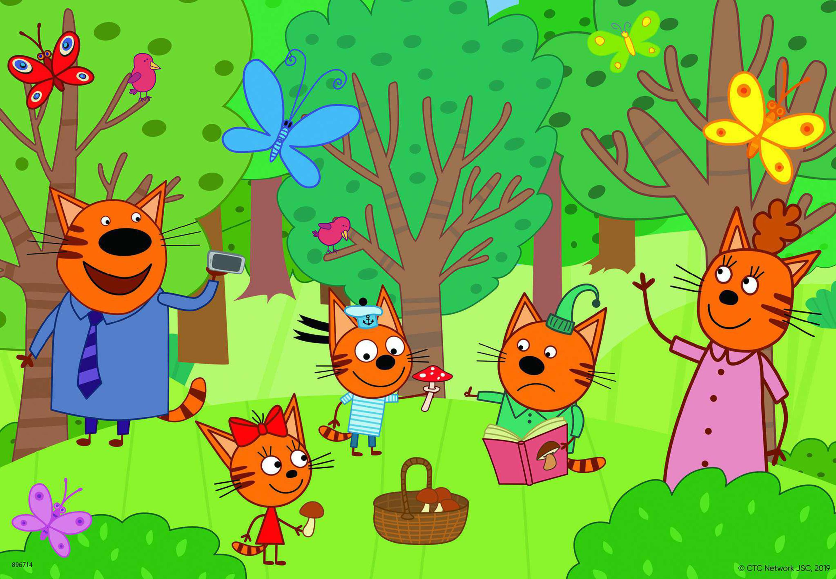 Gatti dei cartoni animati in una scena di bosco con farfalle e alberi.