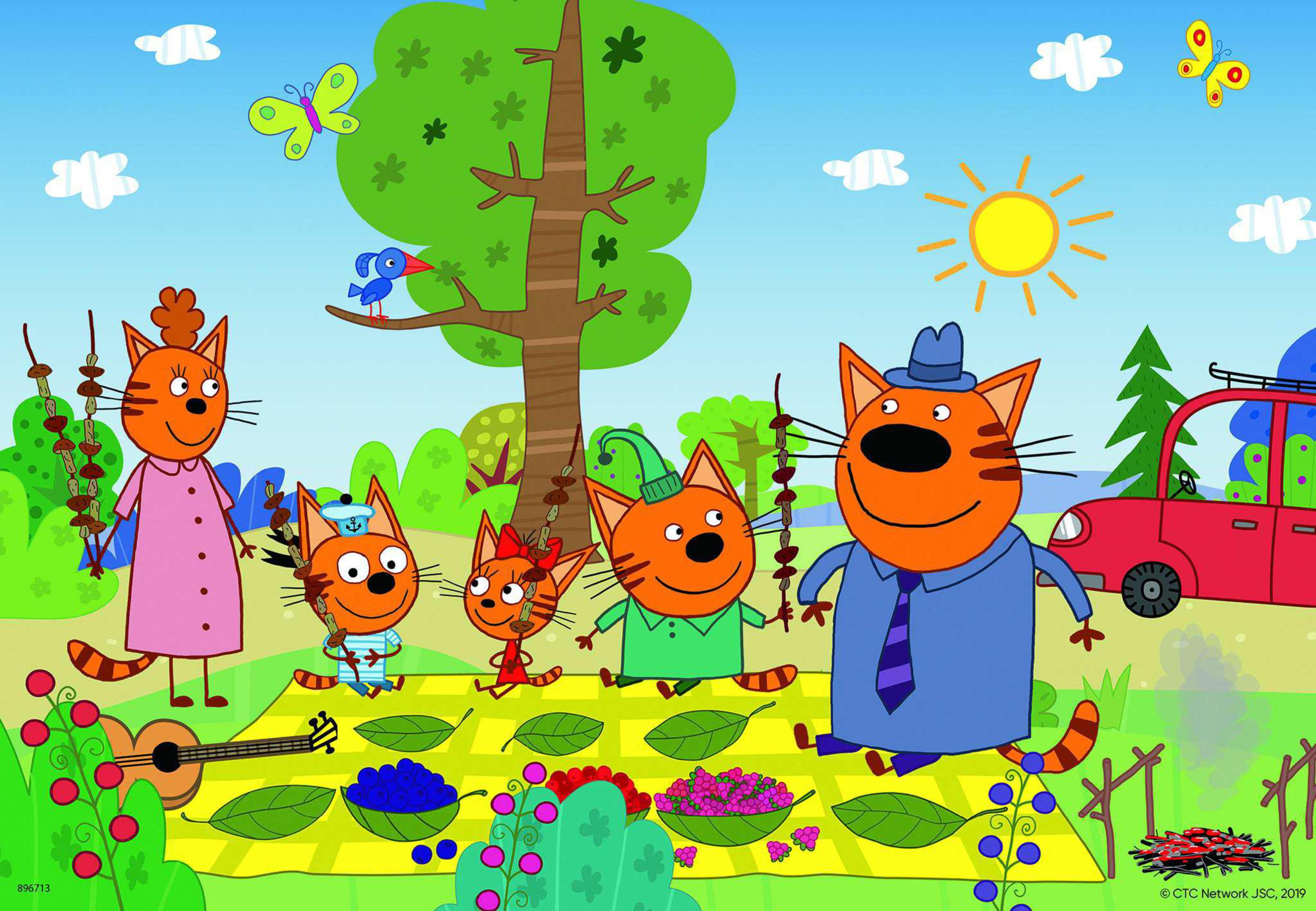 Cartone animato di una famiglia di gatti che fa un picnic con un'auto rossa e un albero sullo sfondo.