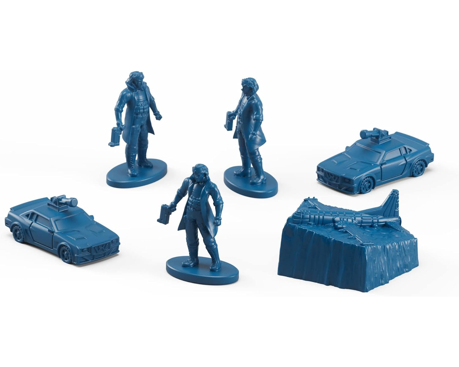 Fünf blaue Spielfiguren und zwei Spielzeugautos auf einer weißen Oberfläche. Figuren halten Spielzeugwaffen.