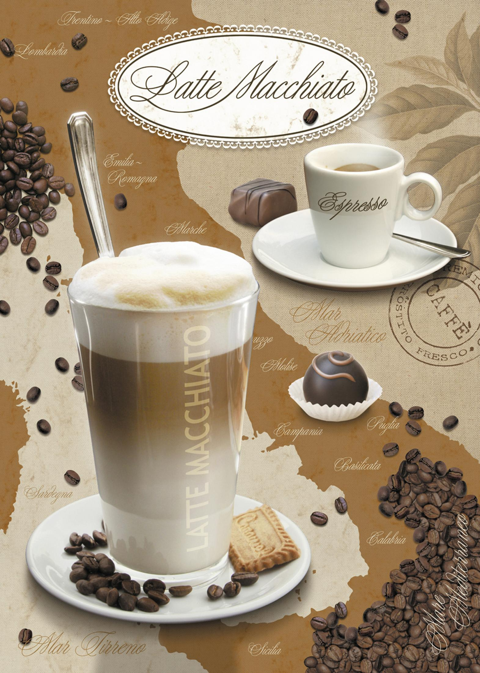 Latte Macchiato-Getränk mit Kaffeebohnen, Kartenhintergrund und Pralinen.