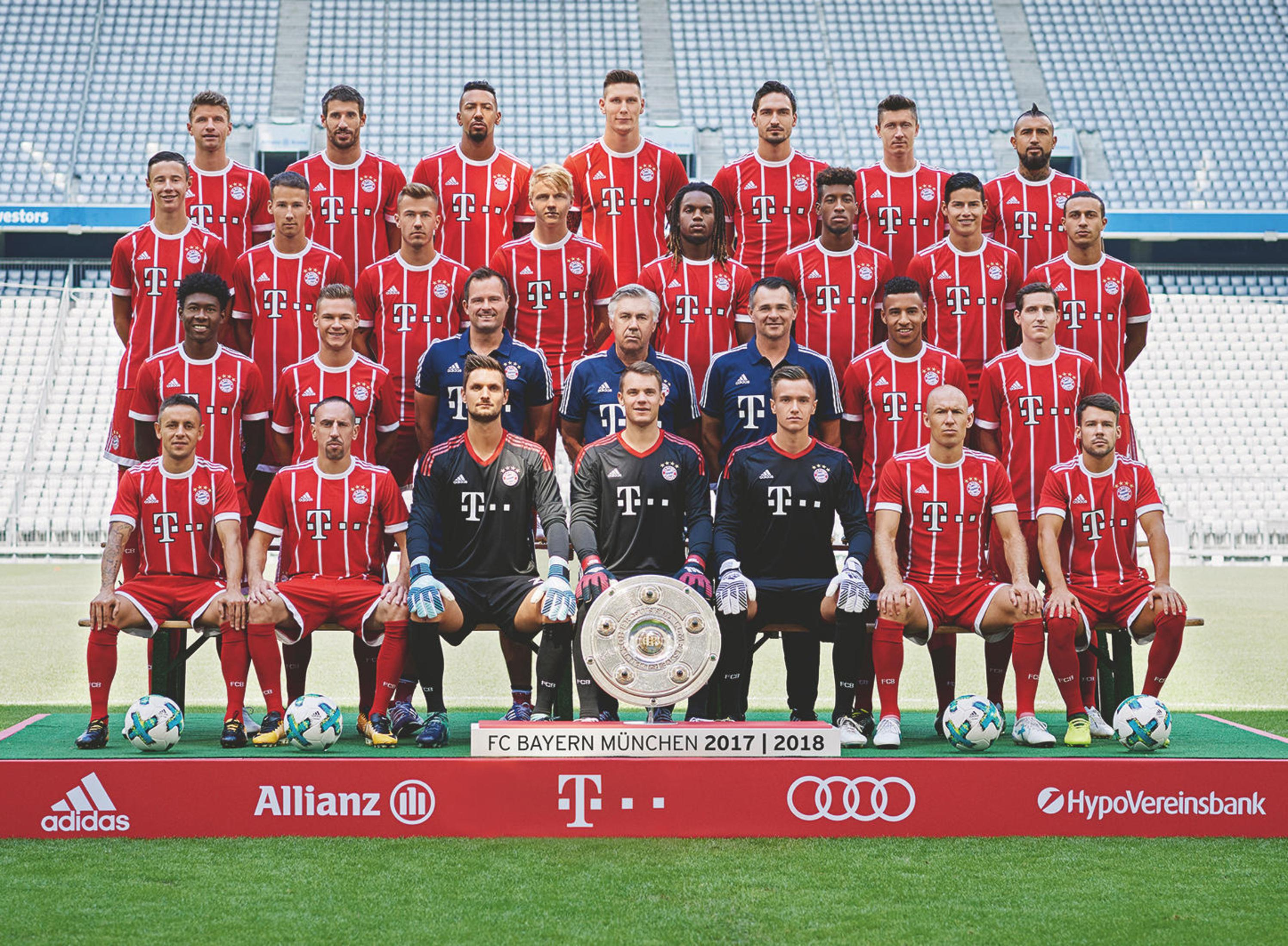 Gruppenfoto der Fußballmannschaft des FC Bayern München, in ihren Trikots posierend.