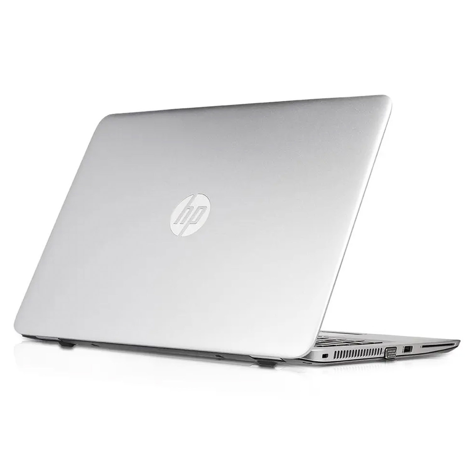 Parte trasera de una laptop HP plateada con logo sobre superficie blanca.