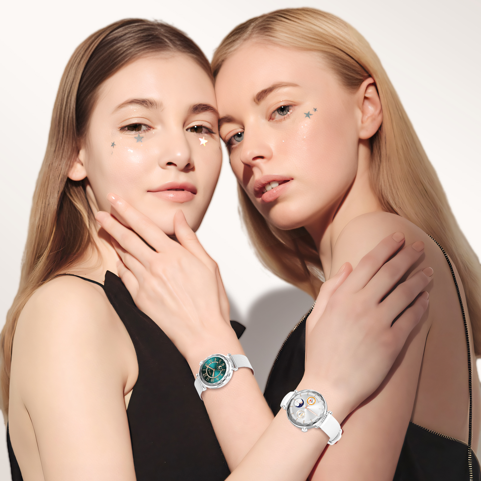 Zwei Frauen mit Uhren, die sich umarmen, mit sternförmigen Gesichtsaufklebern und weißem Hintergrund.