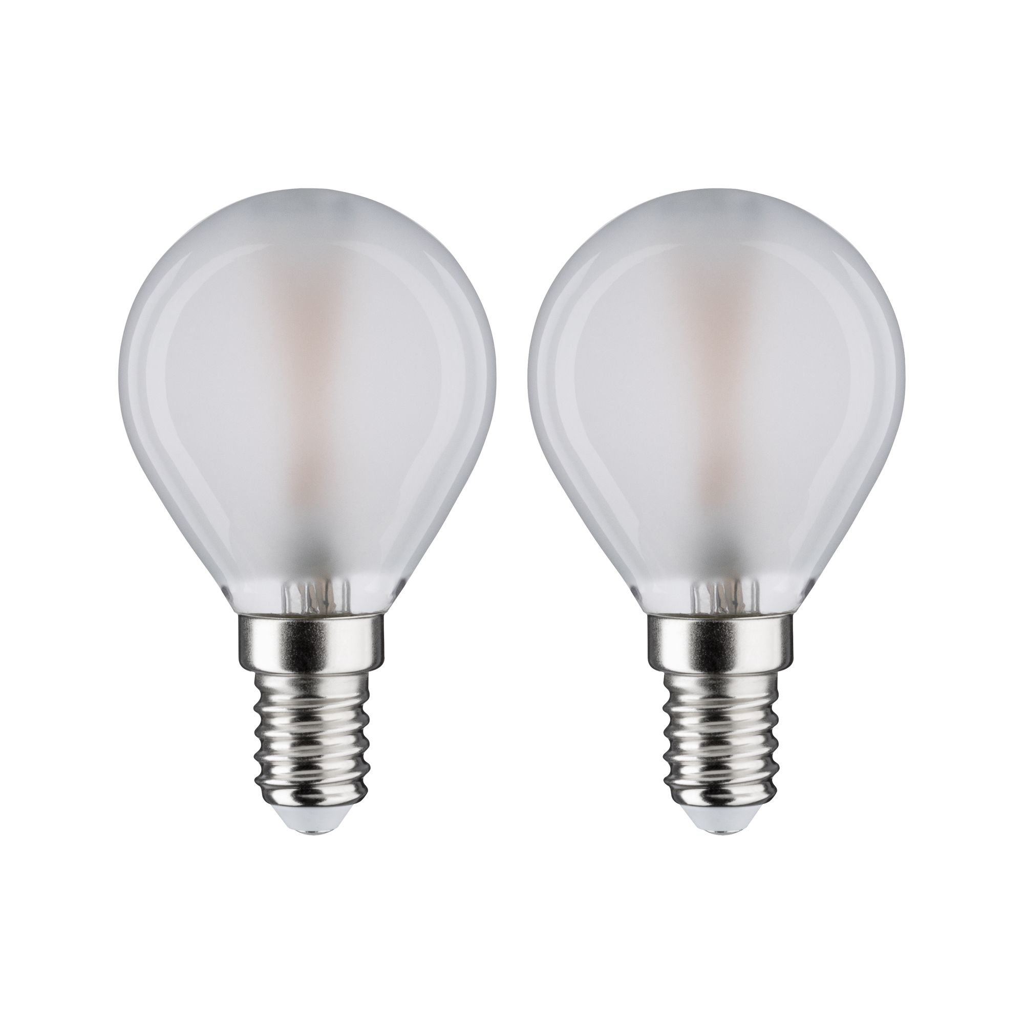 Due lampadine bianche a forma di goccia con basi argentate, su sfondo bianco.