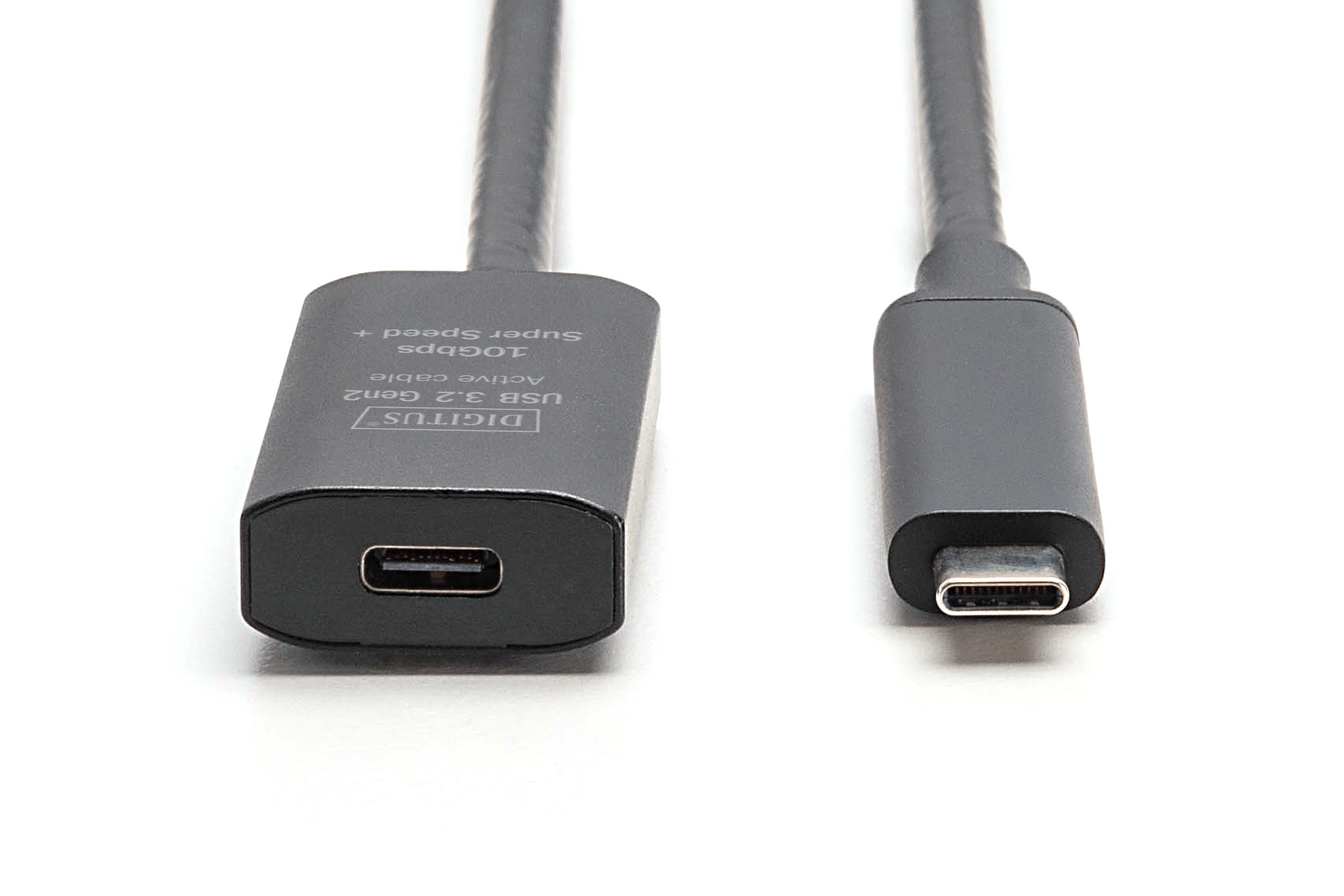 Un câble Digitus USB 3.2 Gen2 noir avec un connecteur USB-C et un port USB-C, fond blanc.