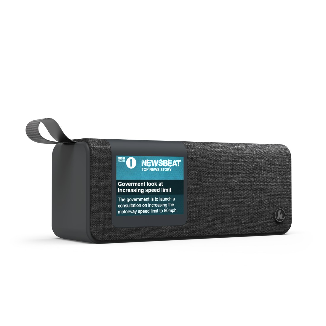 Altavoz negro con asa, pantalla con noticia y fondo blanco.
