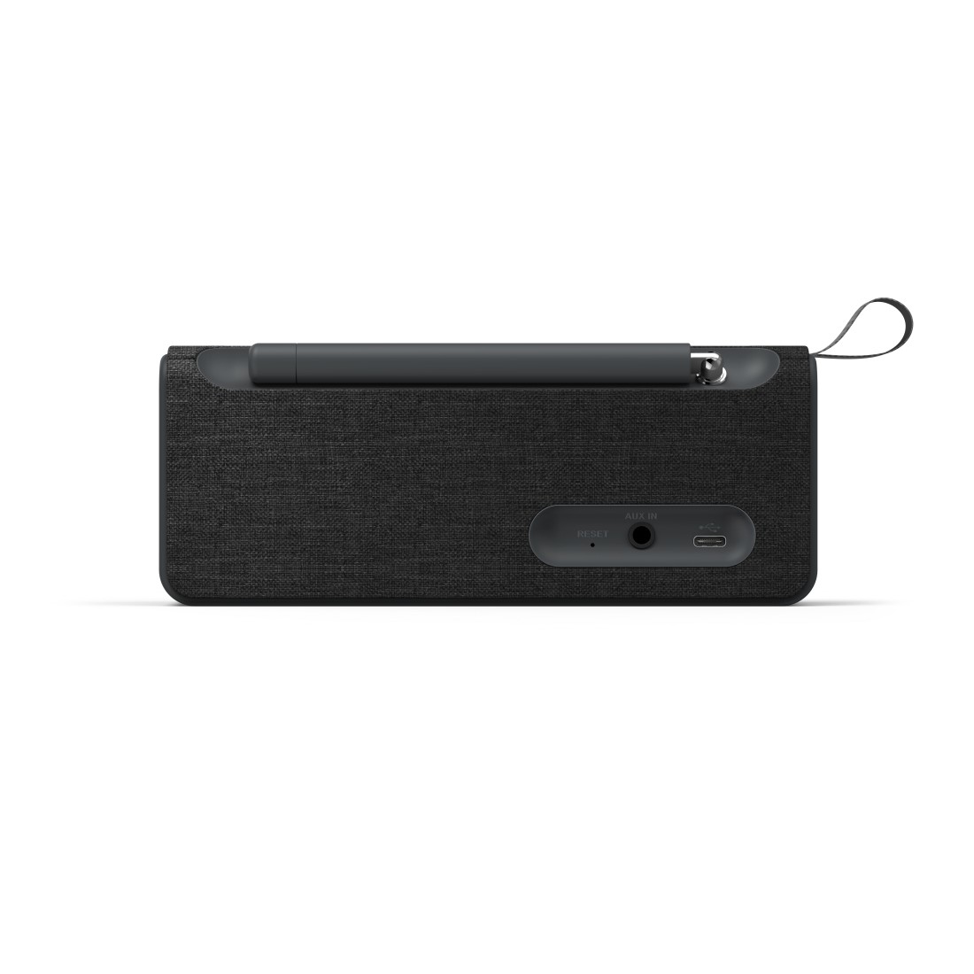 Altavoz negro con textura de tela, con puertos Aux In y un puerto de carga.